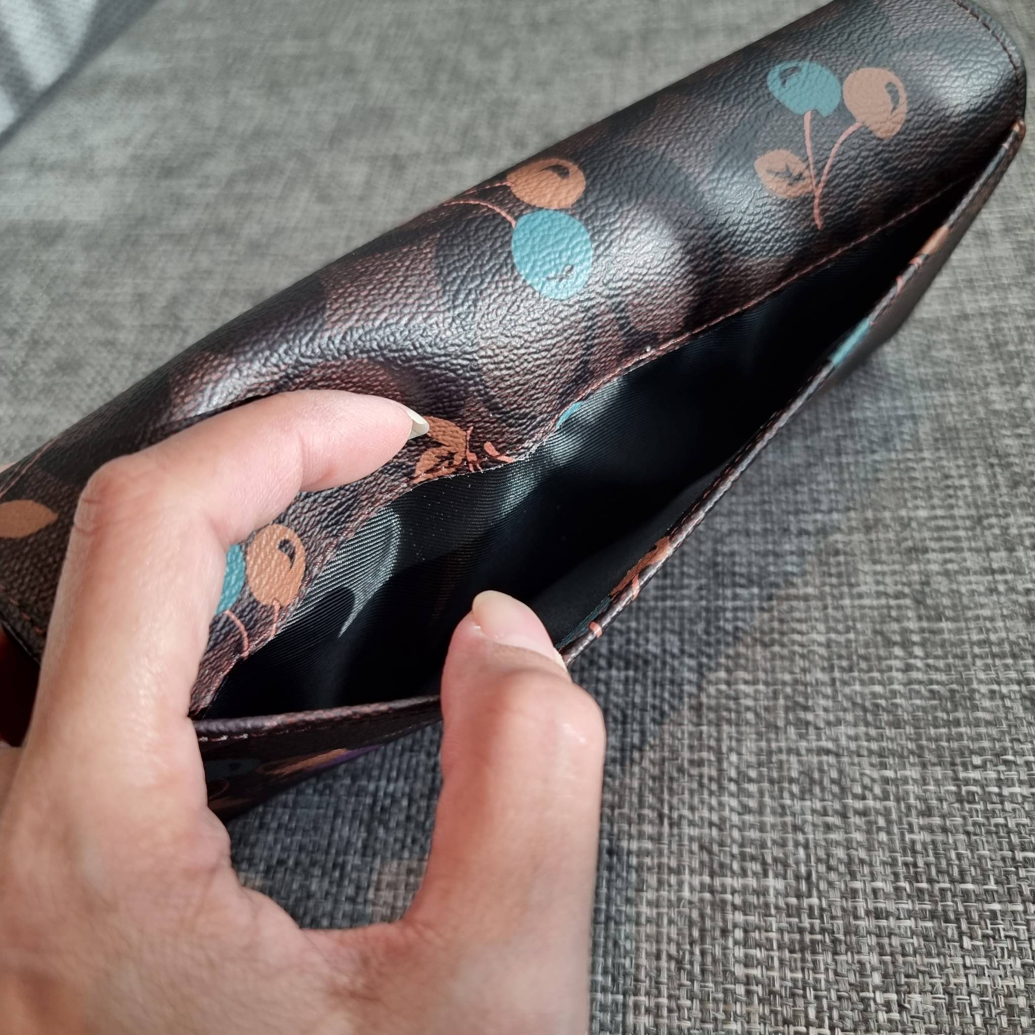 OUTLET 】COACH F31562 SLIM ENVELOPE WALLET IN SIGNATURE CANVAS WITH CHERRY PRINT คอลเลคชั่นใหม่ล่าสุด ต้อนรับนิวเยียร์ไปเลย!! 🍒🎊 กระเป๋าสตางค์รุ่นขายดี ทรงจดหมายรุ่นฝาพับ ดีไซน์ลายเชอร์รี่ น่ารักสดใส วัสดุหนังแคนวาสเคลือบลาย ภายในใส่มือถือไ