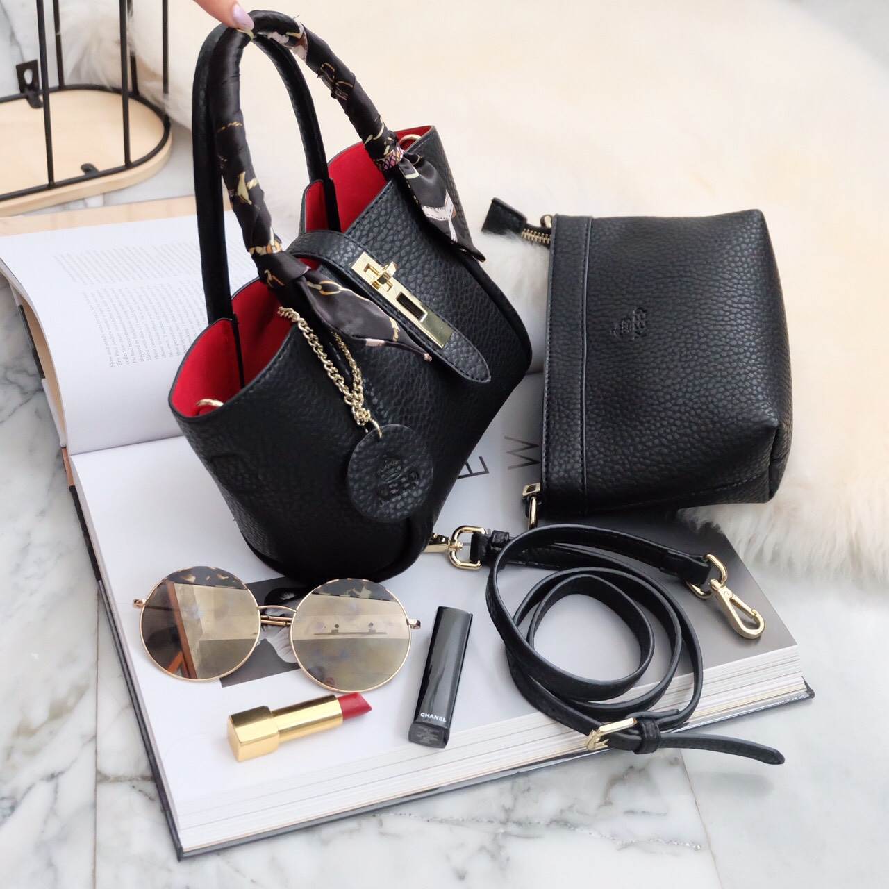 ยูฮู้ !! ทรงตะกร้า Jessy Come back again กับ New version รอบนี้ เพิ่ม Gimmick ด้วยผ้าพันหูกระเป๋าเข้า Set ยังคงความ cute ใช้งานง่ายเหมือนเดิม แถม!! กระเป๋าใบเล็กด้านใน แยก ออกมาสะพายได้อีกด้วย **ซื้อ1ได้2 **คุ้มที่สุด