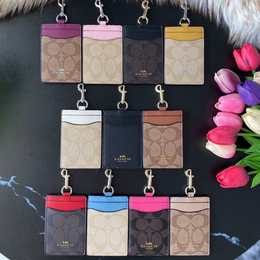 COACH F63274 ID LANYARD IN SIGNATURE COATED CANVAS กระเป๋าใส่บัตรคล้องคอ ลาย C ทั้งใบ ด้านหน้าตกแต่งชื่อแบรนด์ สวยมากกก ใส่บัตรพนักงาน และบัตรต่างๆ มาพร้อมสายคล้องคอ สายถอดออกได้ ตัวกระเป๋ามี 3 ช่องค่ะ