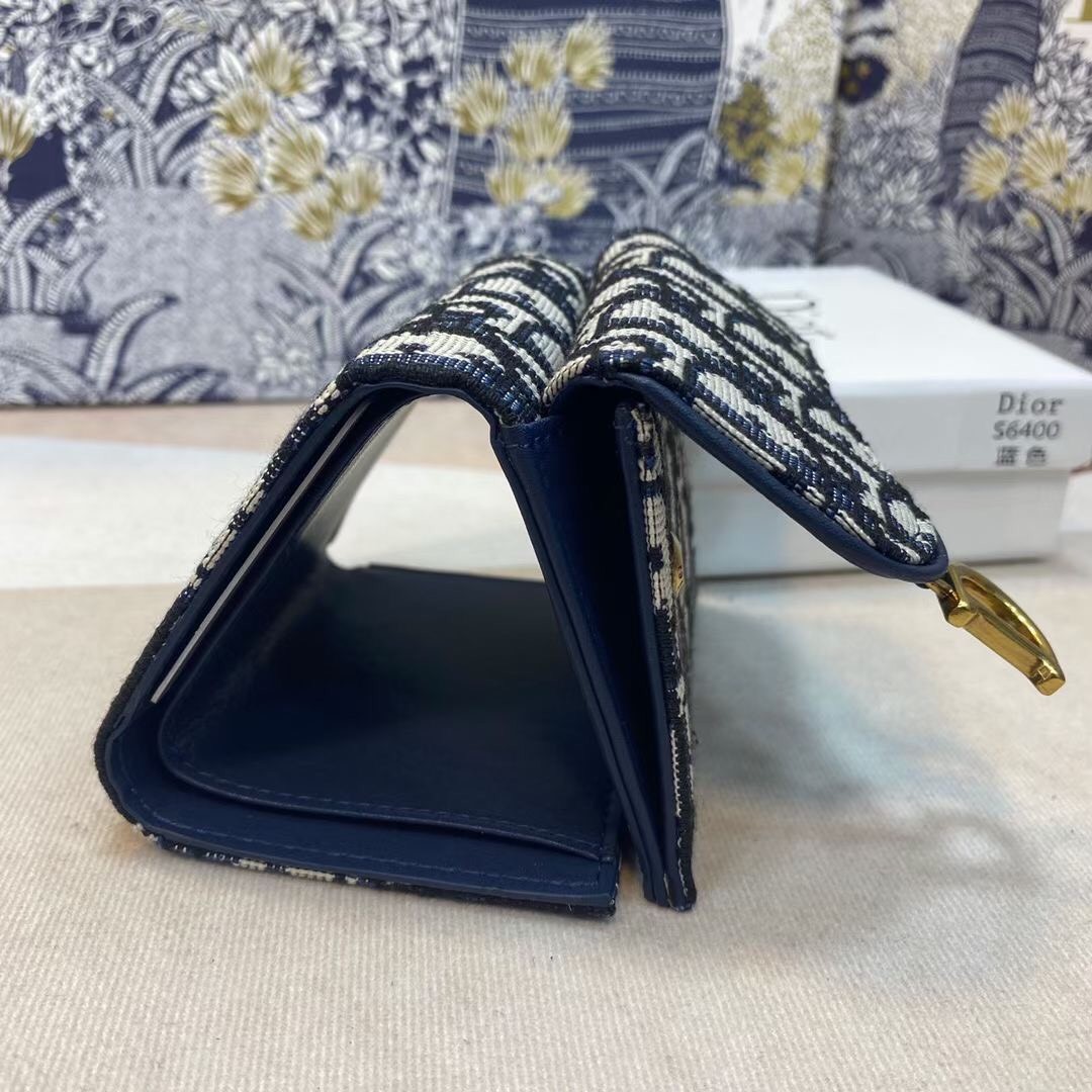 VIP 🥂DIOR Wallet Saddle Lotus / Dior tri-fold wallet กระเป๋าสตางค์ 3 พับทรงตั้ง มีช่องใส่เหรียญ ใส่การ์ด ใส่ธนบัตรได้ ครบเลยค่ะ วัสดุหนังแท้ และผ้า Jacquard อย่างดี ทอสวยงาม ผสมผสานความสง่างามและคลาสสิกที่เข้ากับยุคสมัย ภาพสินค้าถ่ายจากงานขายจริง 