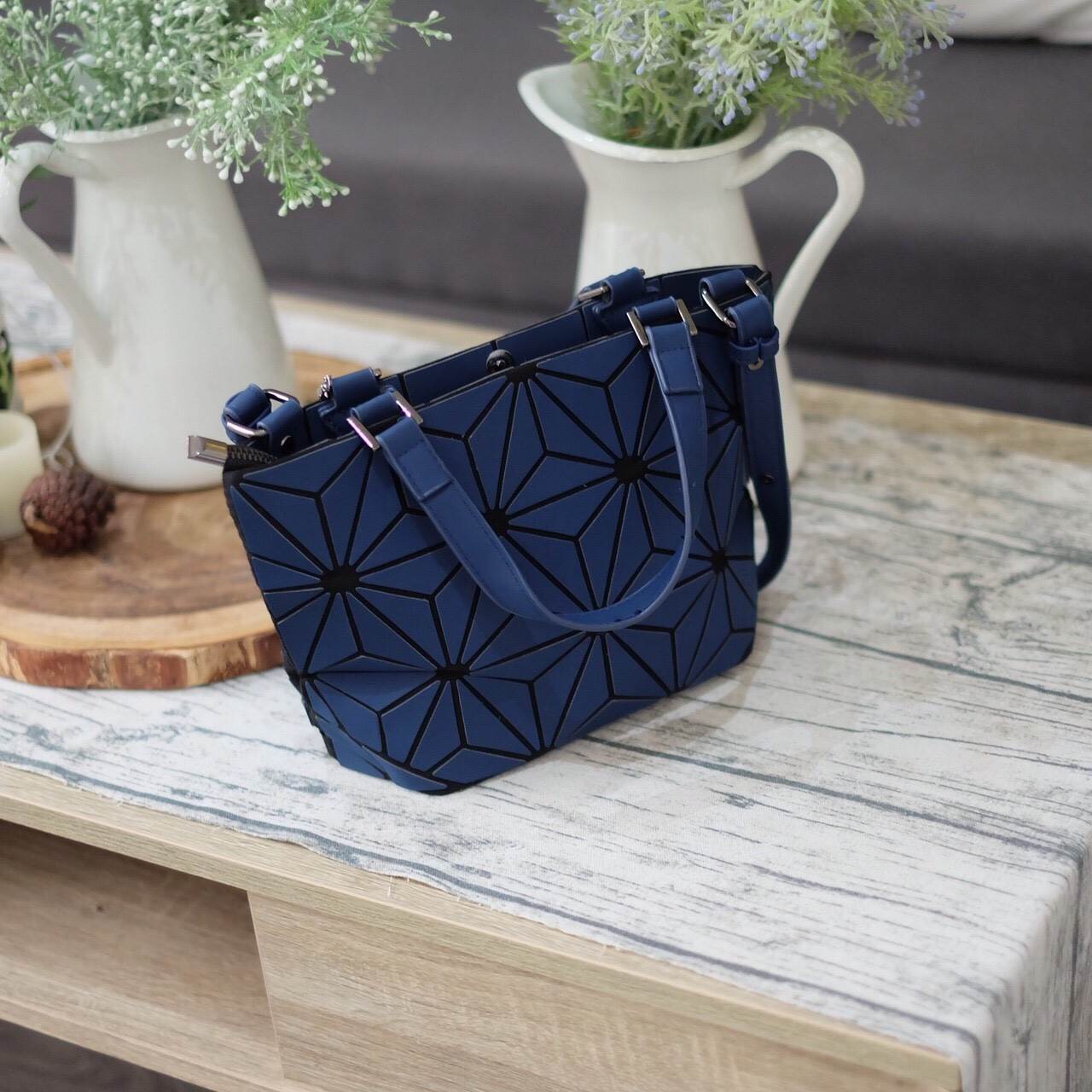 New Collection ka ' Matte Color ' ✨✨ สีด้าน มีให้เลือกถึง 4 สี 🍭🍭แถมยังลาย Limited edition หายาก 👍ปรับทรงได้ 2 แบบ น่ารักมาก จากแบรนด์ David Jones กระเป๋าสะพายข้างดีไซน์เกร๋มาก สีสวยหรูมาก ขนาดกะลังดีเลย น้ำ