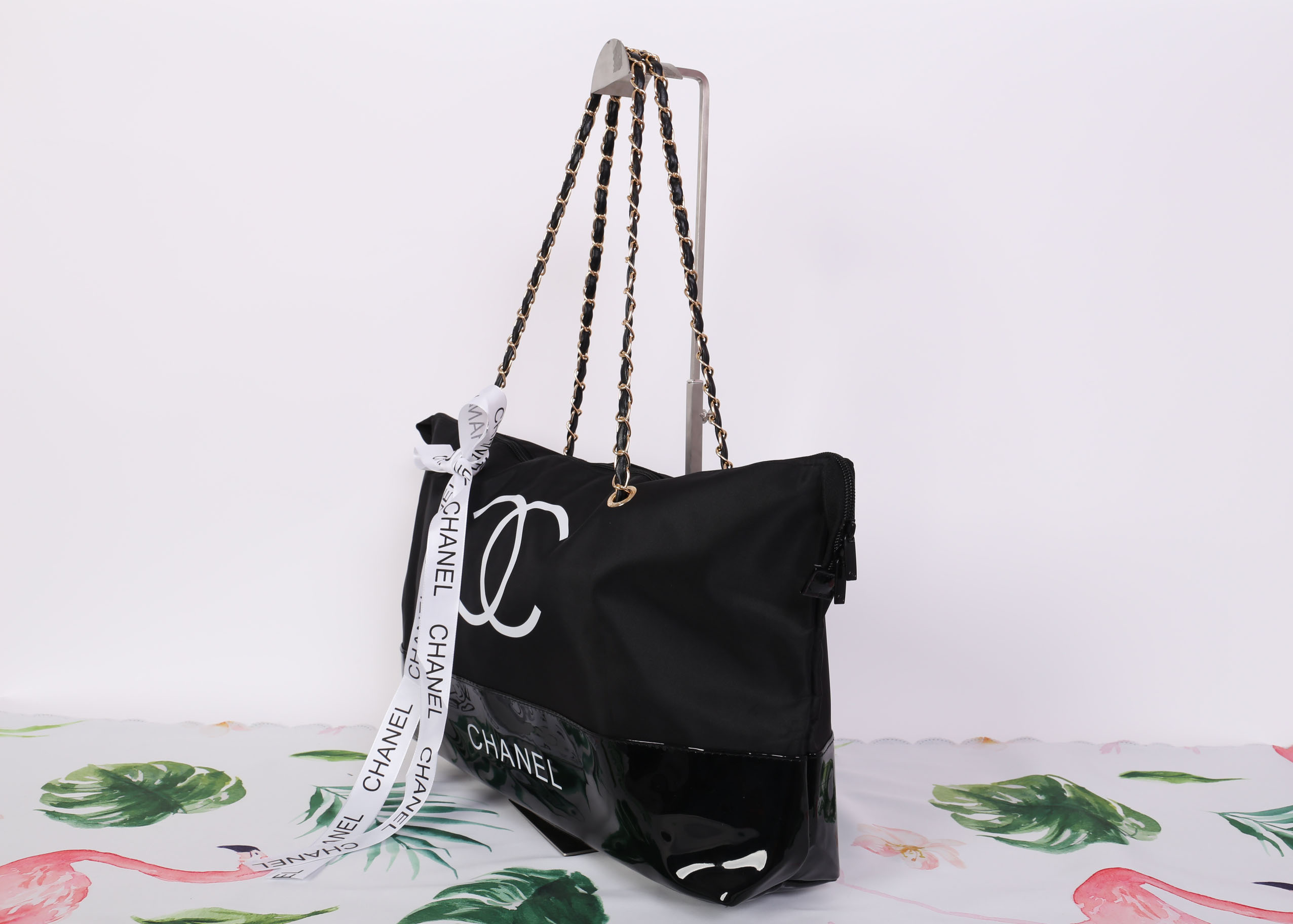 Chanel big tote chain มาพร้อม Ribbin สุดหรู ของแท้ 100% ทำจากผ้าหนา Polyester ฐานล่างกระเป๋าทำจากหนังแก้วผิวมันเงา สวยหรู สกรีนโลโก้ชาแนลหน้าหลัง หัวซิปปั้มโลโก้ ด้านในเป็นช่องกว้าง และมีอีกหนึ่งช่องเก็บของ รุ่นนี้สะพายไหล่เป็นสายโซ่ทองสลับหนัง สวยมาก น้ำ