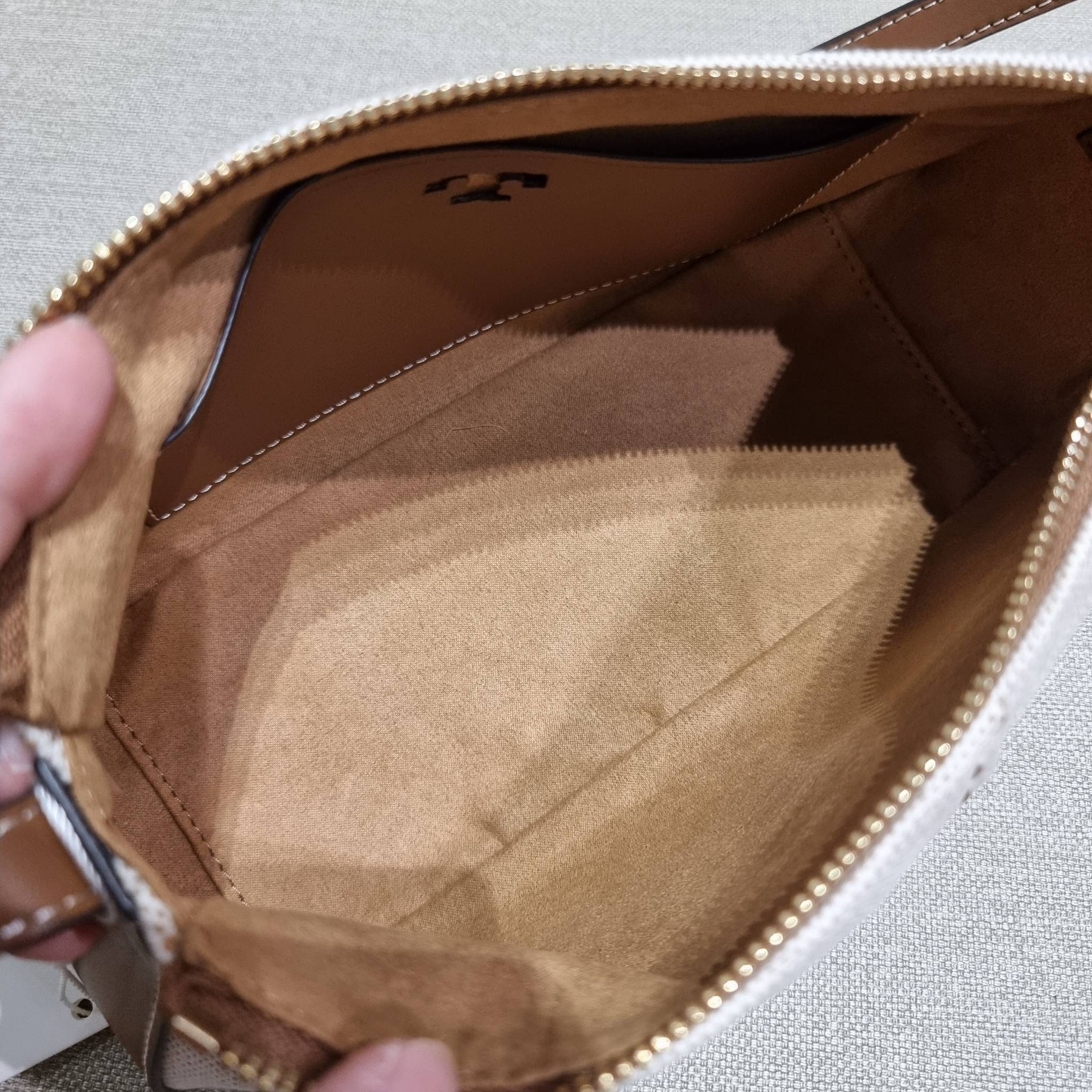 TORY BURCH MCGRAW CANVAS WEDGE กระเป๋าสะพายไหล่ ทรงสวยไม่ซ้ำ ไม่เกร่อ!! สะดวกใช้งาน ดีไซน์เรียบแต่แฝงความหรู และคลาสสิคในตัว วัสดุผ้าแคนวาสตัดสลับหนังแท้ สวยคม เปิด-ปิดด้วยซิป ภายในเป็นช่องโล่ง มีช่องย่อยเก็บบัตร มาพร้อมสายสะพายในตัว ปรับได้อีกเล็กน้อย ไอ