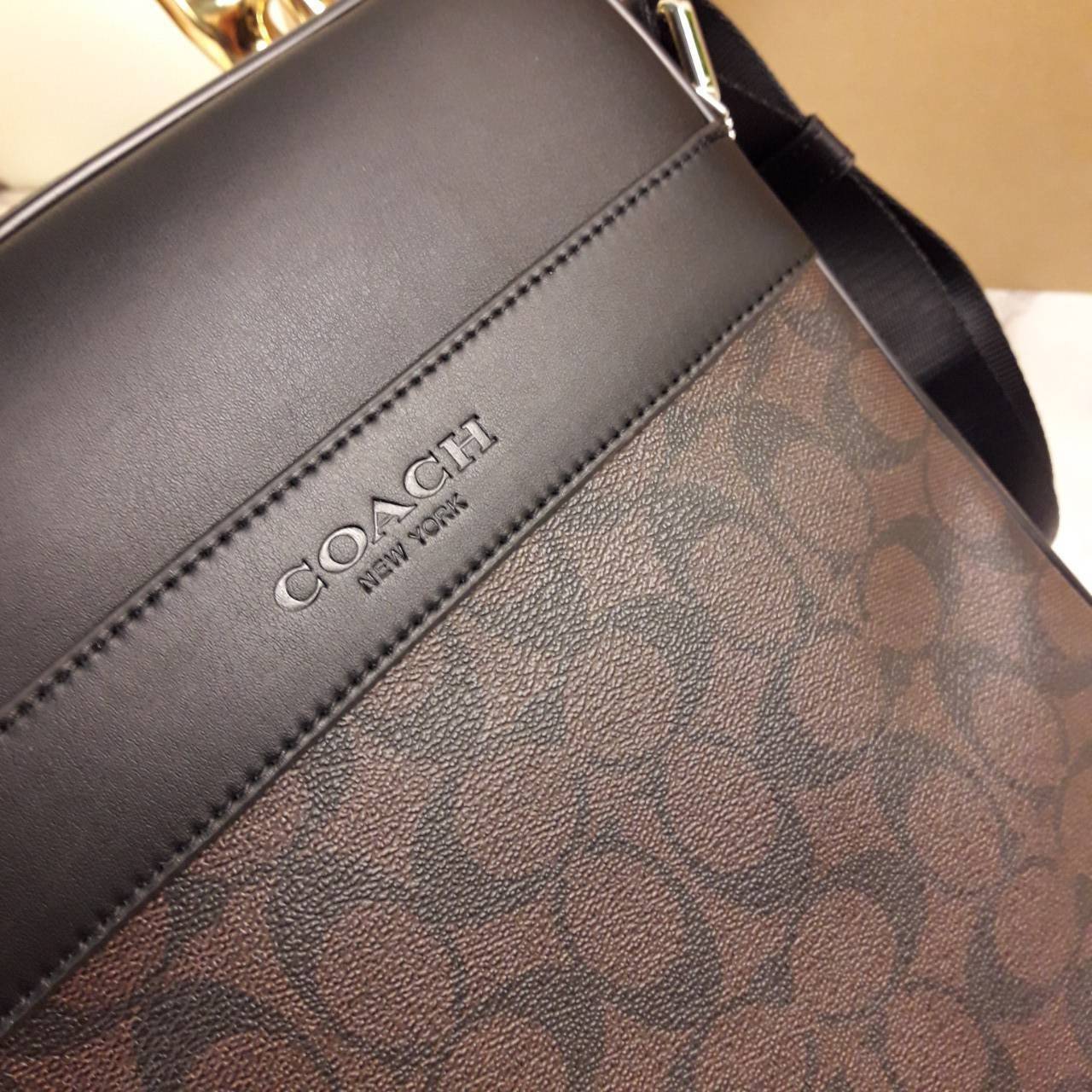 อมตะ ฆ่าไม่ตายจริงๆ กับรุ่นนี้!!😎//>>COACH CHARLES FLIGHT BAG(F54788)🍁สะพายข้าง ทรงสวย เป็นอีกรุ่น ที่ฮิตตลอดกาลไปเรียบร้อยแล้ว//วัสดุหนังแคนวาส สลับหนังแท้อย่างดี // ใช้ได้ทั้งชายและหญิง Unisexสุดๆ ใช้งานง่าย ทรงกล่อง จะสะพายเที่ยว 