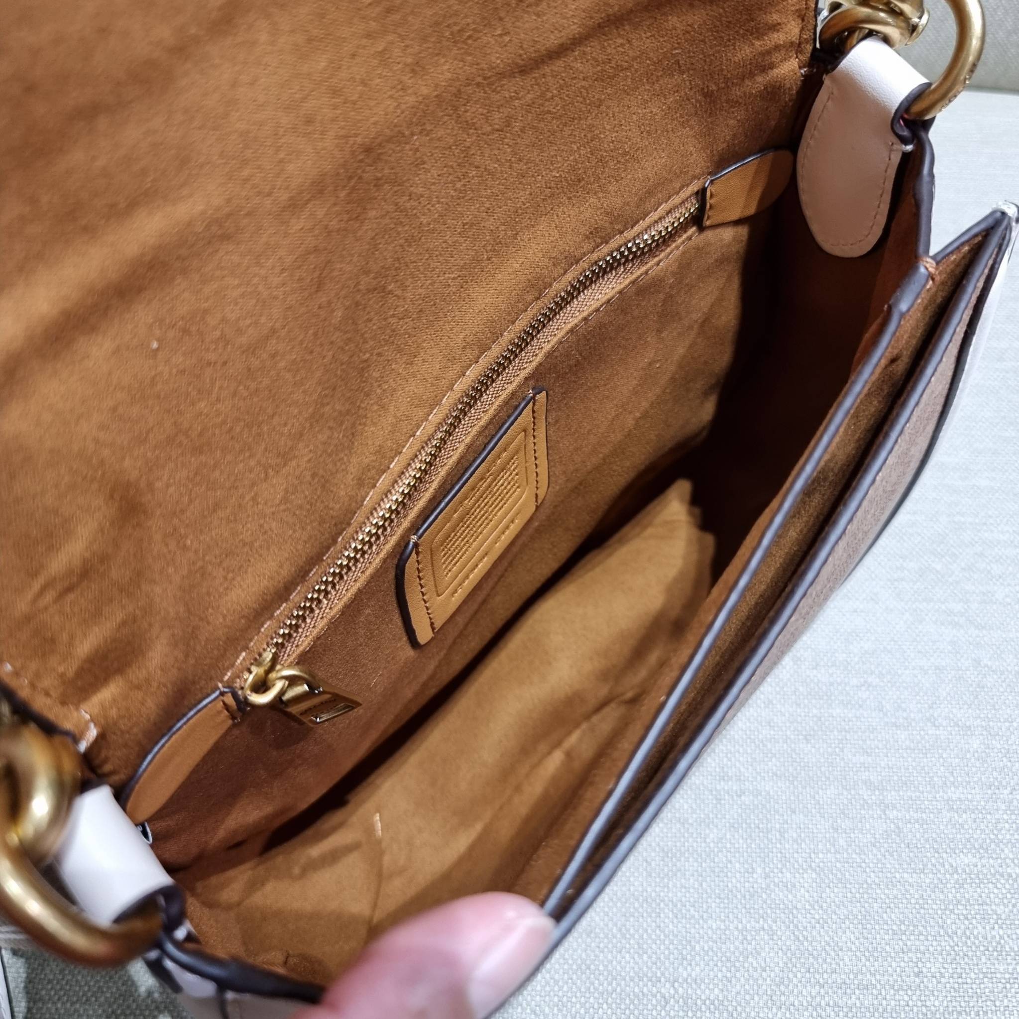 COACH C3837 BEAT SADDLE BAG WITH HORSE AND CARRIAGE PRINT The best item! ที่สาวๆรอคอย! ฮอตไฟลุก! สีหายาก ละมุนคุณหนู คอลเลคชั่นใหม่ ดีไซน์หรูหรา พิเศษมากๆมาพร้อมสายสะพาย 2 เส้น ใช้คู่กันหรือแยกสะพายก็สวยครบสูตร กระเป๋าสะพายทรง saddle คลาสสิค เปิด-ปิดด้วยก