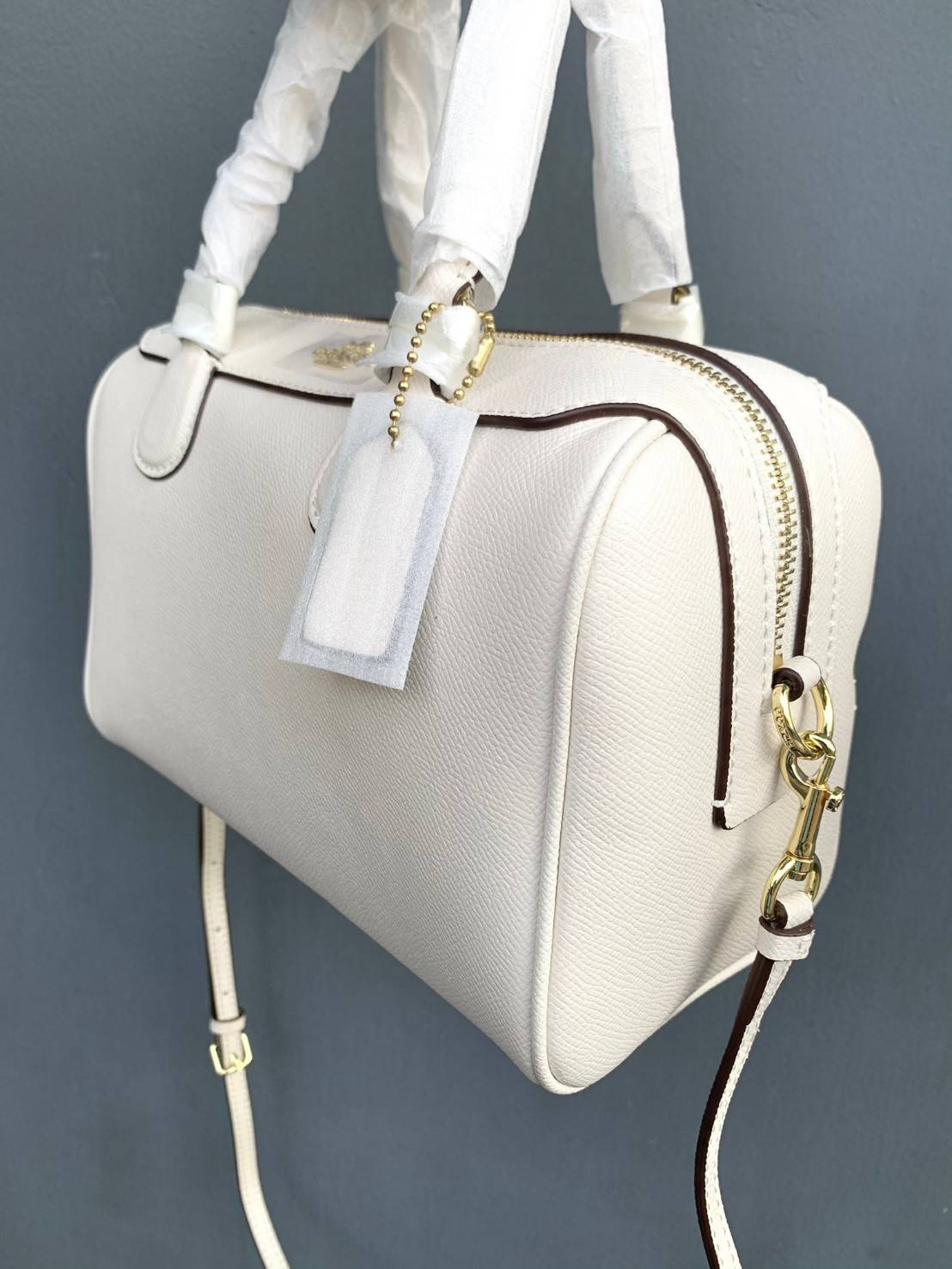 รุ่นอะไหล่ทองเข้าแล้วจ้าา ห้ามพลาดค่ะ Coach Bennett Boston Bag in Crossgrain Leather ((32202)) พร้อมส่ง รุ่นที่สาวๆหลายๆคนถามถึงกันค่า! กระเป๋าทรงหมอน หนังแท้ ลายหนังสวยมากค่ะ ไม่ว่ายุคไหนๆก็สวย ดูดี ทรงฮิตในตำนานค่ะ ✔️อะไหล่ทองหรูสวย เปิดปิดกระเป๋