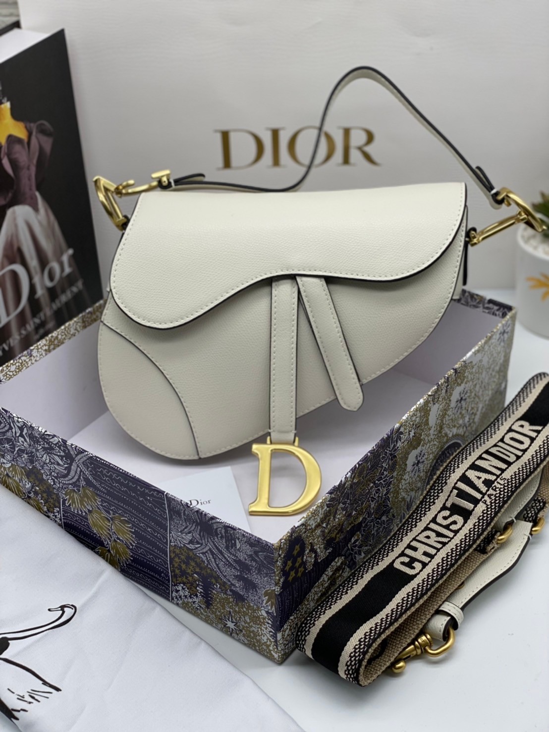 หนังแท้ DIOR SADDLE BAG with strap กระเป๋ารุ่นยอดนิยมตามแบบฉบับแบรนด์ งานออริหนังแท้ทั้งใบ ใช้งานได้ 2 แบบ สะพายยาว CROSSBODY และสายสั้นถือได้เก๋ๆ ลุคนี้คูลสุดๆ เลยค่าา ภาพถ่ายจากสินค้าจริง! สวยมาก พร้อมส่งที่ไทยราคาสุดคุ้ม สาวๆ ห้ามพลาดค่ะ!