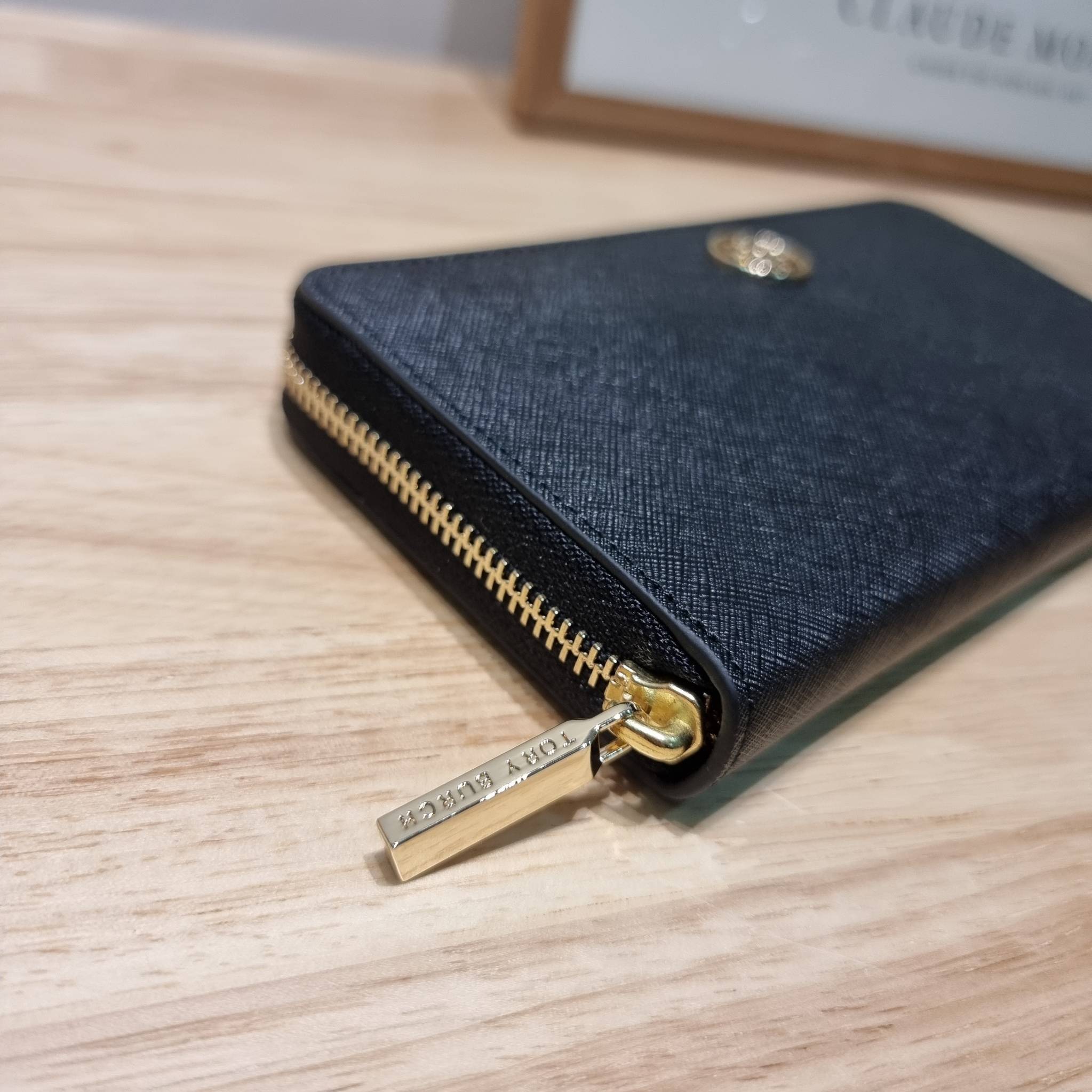 TORY BURCH ROBINSON MULTI GUSSET ZIP CONTINENTAL WALLET รุ่นหายาก พร้อมสีน่ารักน่าใช้ ต้อนรับเดือนแห่งความรัก!! กับกระเป๋าสตางค์ใบยาว ขนาดกำลังพอเหมาะ ดีไซน์เรียบหรู