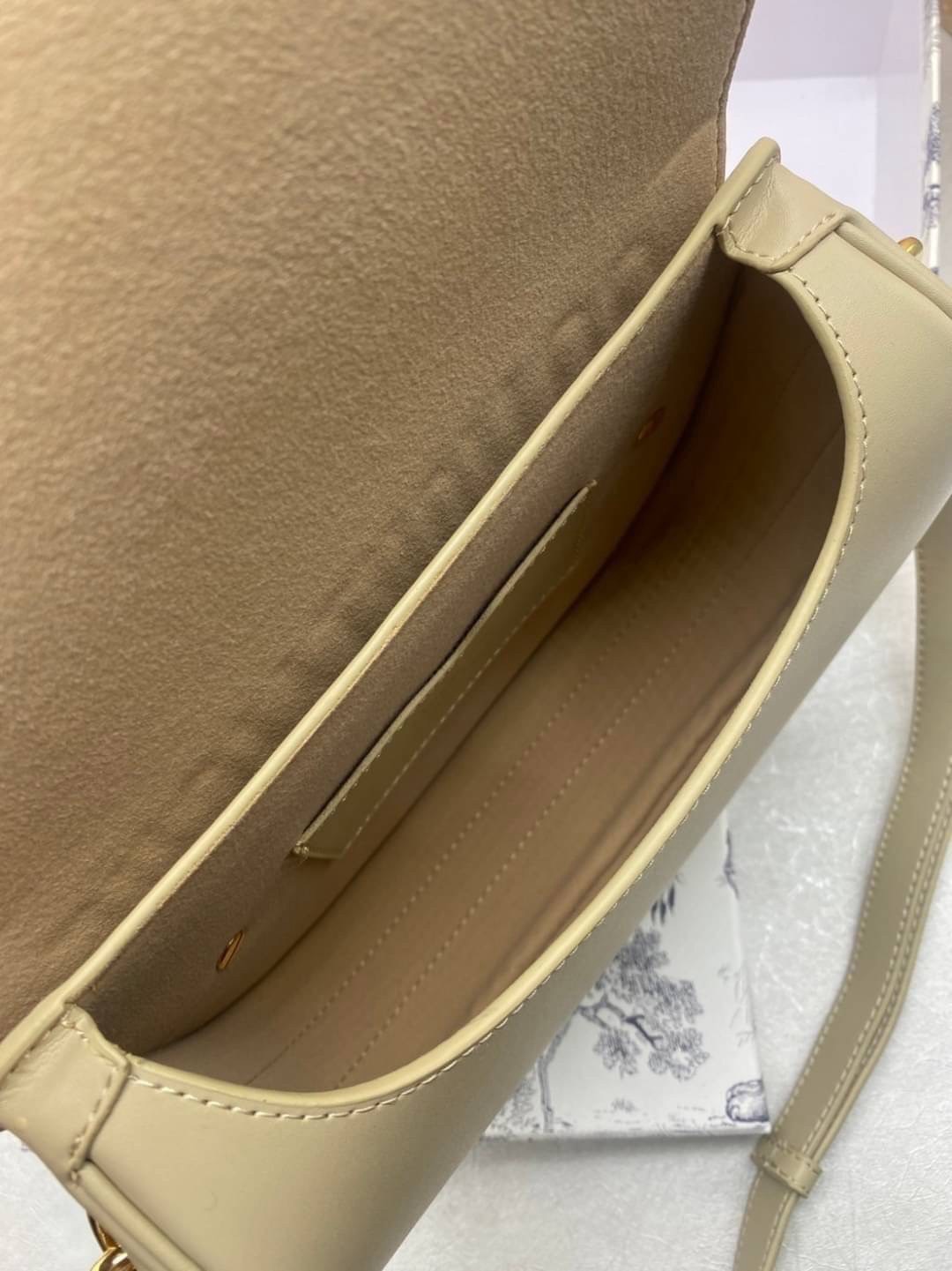 Dior Bobby Medium Bag กระเป๋าสะพายทรงโฮโบรุ่นยอดนิยม คลาสสิคสุดหรู ด้วยสัดส่วนที่กลมกลืนลงตัวอย่างสวยงาม เกรดท็อปออริ ใช้งานต่างประเทศได้