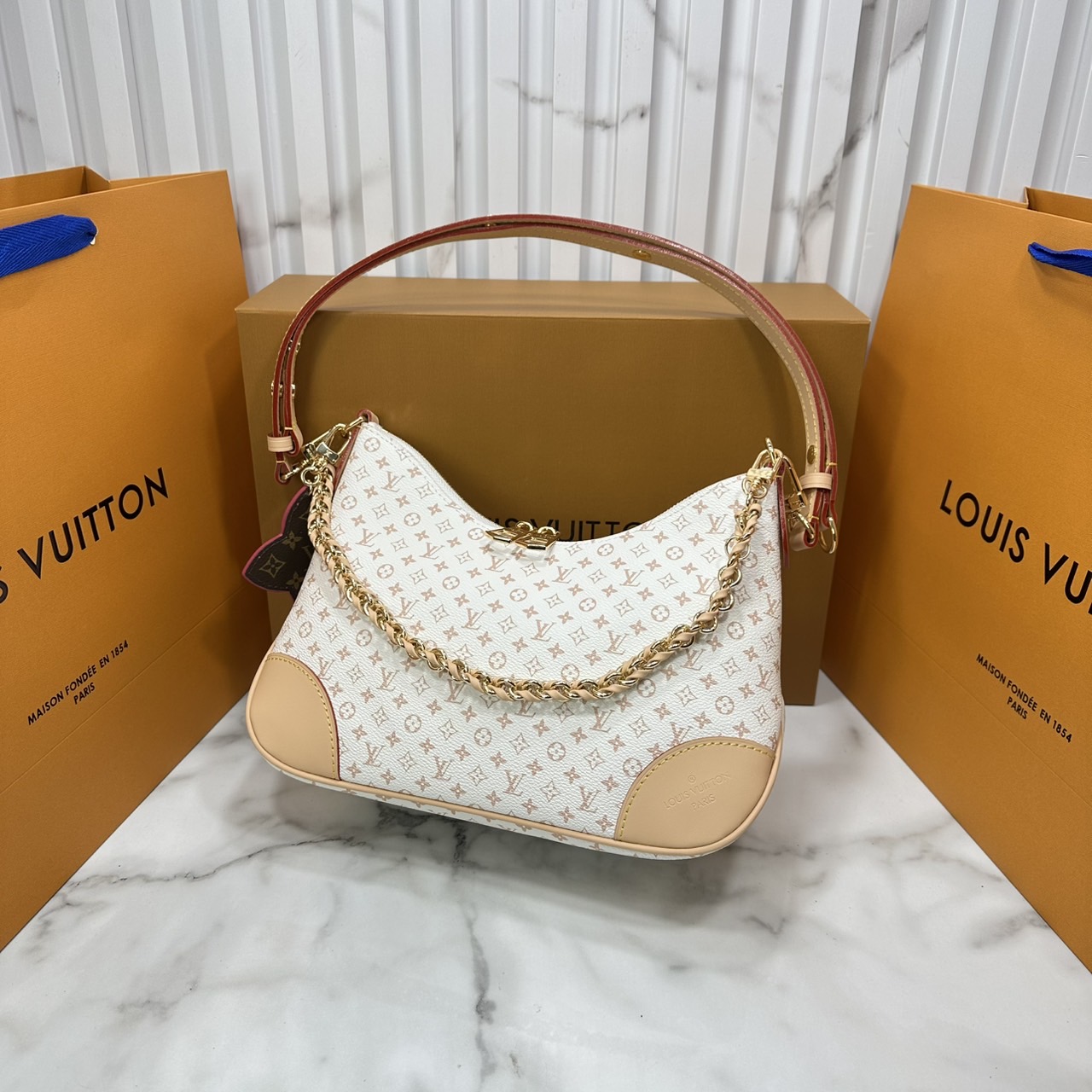 ORI หนังแท้ | LV Boulogne PM bag กระเป๋าสะพายทรงโฮโบ ดีไซน์อเนกประสงค์จาก Monogram แคนวาสคลาสสิก มีสายสะพายแบบถอดออกได้ เลือกสะพายเฉียง สะพายไหล่แบบสายยาว หรือสะพายไหล่แบบสายสั้นได้ตามต้องการ เมื่อถอดสายออก