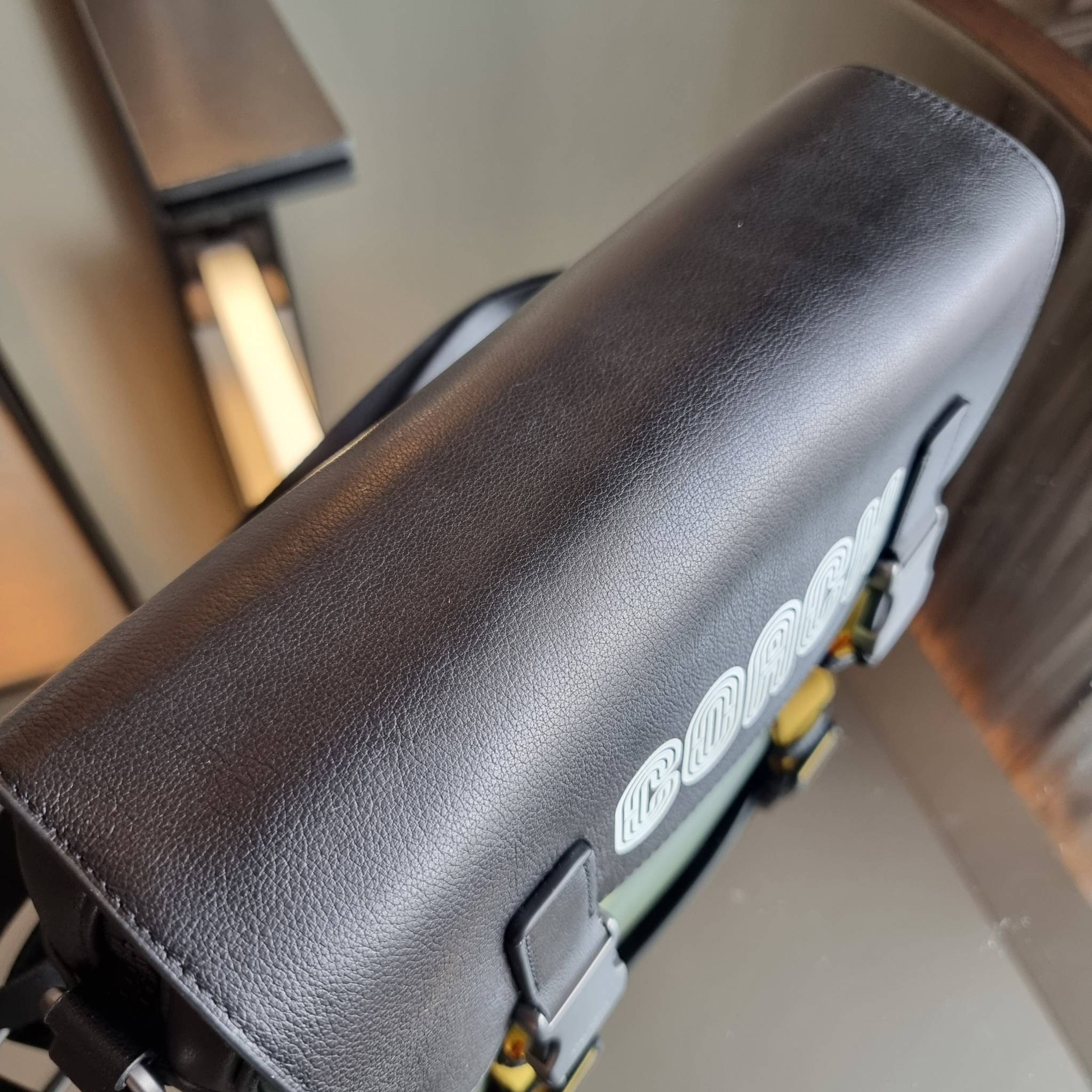 COACH TRACK CROSSBODY IN COLORBLOCK WITH COACH PATCH C6657 C8128 หล่อบอกต่ออีกหนึ่ง กระเป๋าสะพายทรงแมสเซ็นเจอร์ รุ่นเอาใจหนุ่มๆ ที่สาวๆก็อยากใช้!! ด้วยดีไซน์สีคัลเลอร์บล็อคที่โดดเด่น ทำให้ดูน่าใช้งาน วัสดุหนังแท้ สวยคมซ่อนหรู ฝากระเป๋ามีตัวล็อคแน่นหนา เปิ