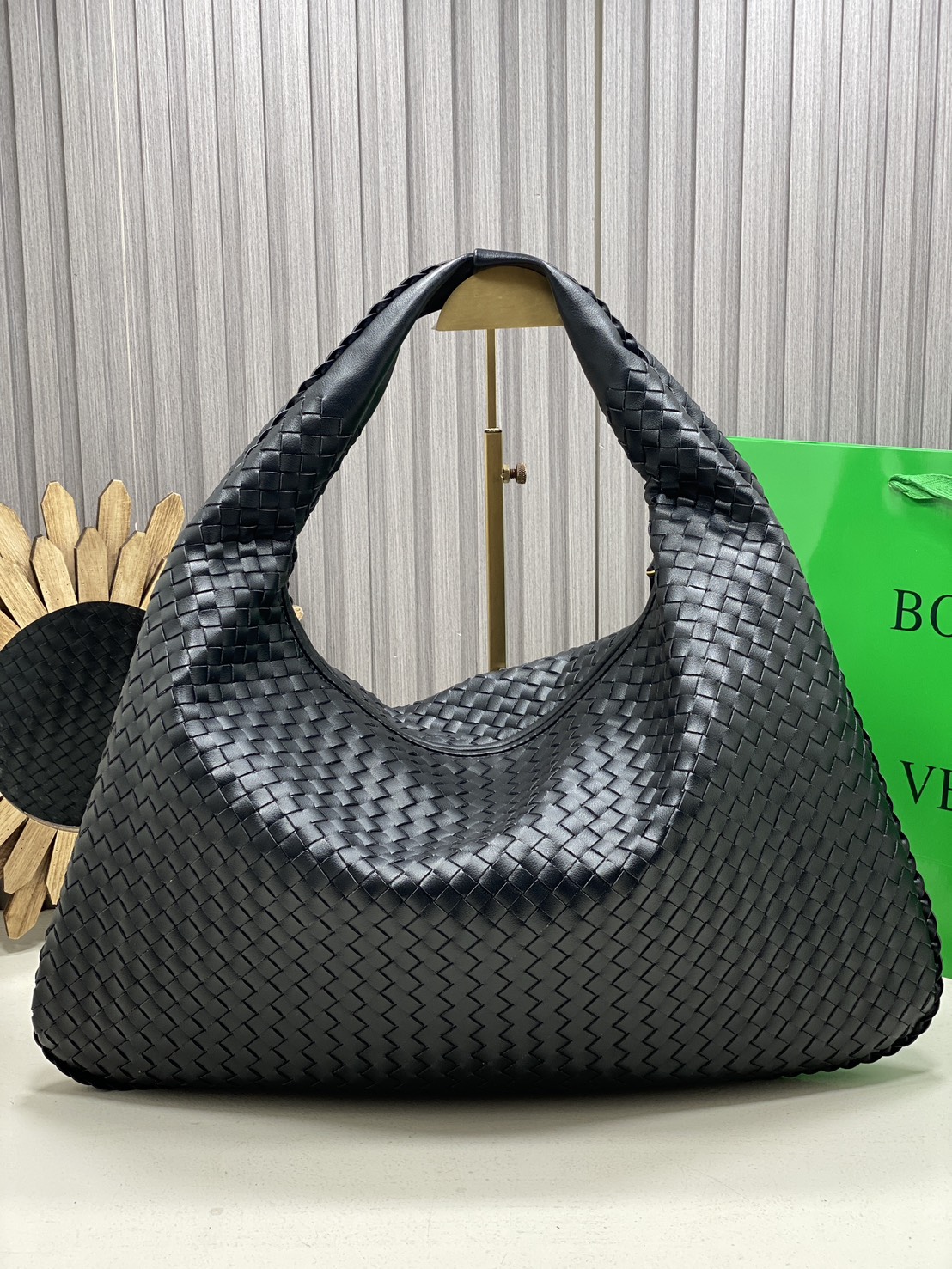 BOTTEGA Large Hop Shoulder Bag 48cm / BOTTEGA Hobo Bag กระเป๋าสะพายไหล่ใบใหญ่ จุของได้เยอะมาก ดีไซส์สานเป็นเอกลักษณ์สวยงาม