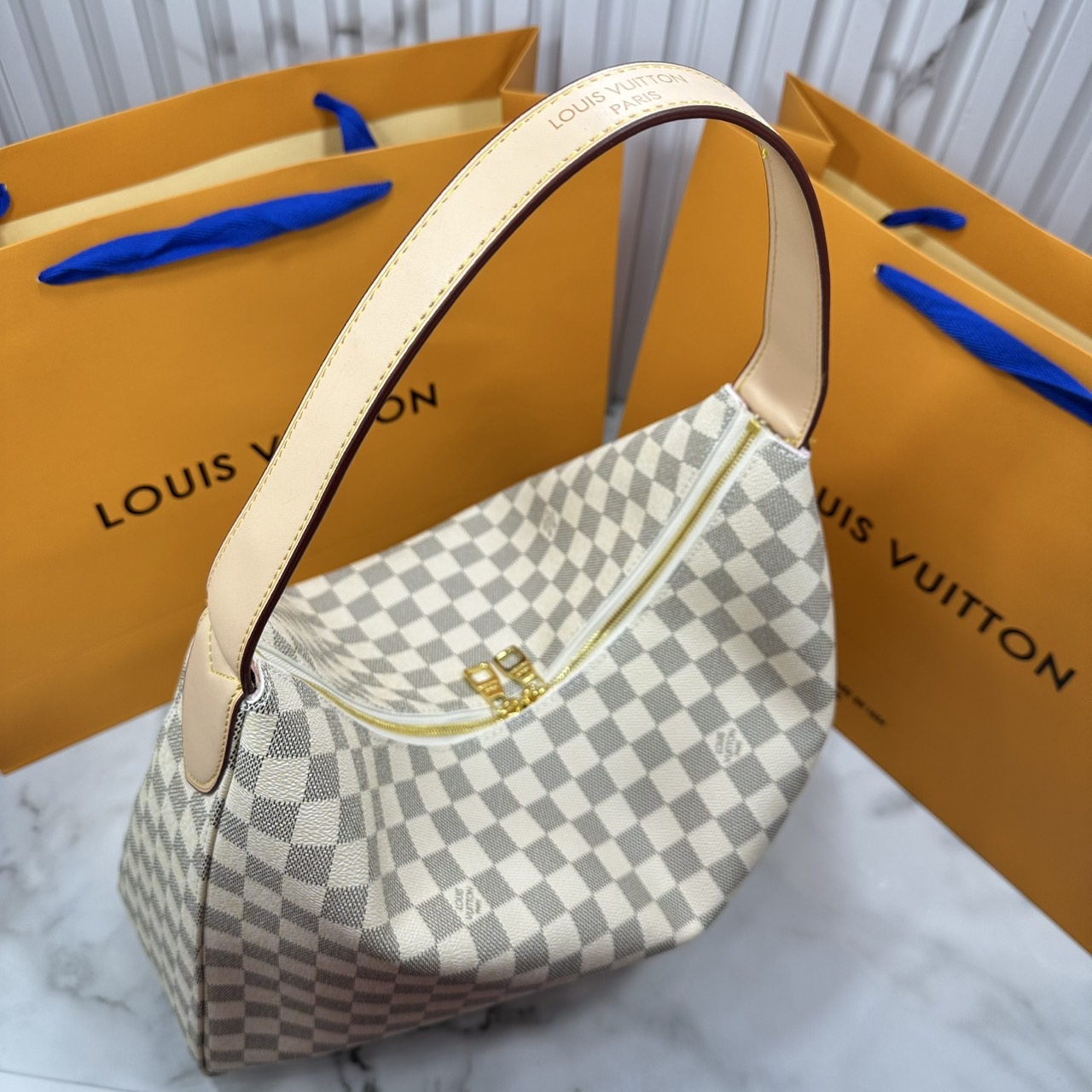 ORI หนังแท้ | LV Slouchy MM Damier Azur MM ใหม่ล่าสุด กระเป๋าโฮโบทรงสวยใบใหญ่จุใจที่ใครๆก็ต้องมี ด้วยรูปทรงคลาสสิคและใช้งานง่าย สะพายสะดวกด้วยหูสะพายในตัว สวยดูลัคชู