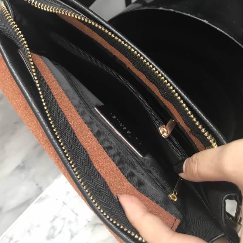 😎เอาใจหนุ่มๆบ้างค่า สำหรับ messenger bag หนังดี มากๆเลยน้า ลายหนังชัดสวย ใบนี้จากแบรนด์ Berke ตัวกระเป๋าขนาดกำลังดีเลยคะ สีดำด้านสวยมาก คลาสสิคสุดๆ มีช่องแบ่งเก็บของหลายช่องเป็นสัดส่วนมากๆคะ น้ำหนักเบา จุของคุ้ม สายยาว ปรับได้ free size สามารถสะพา