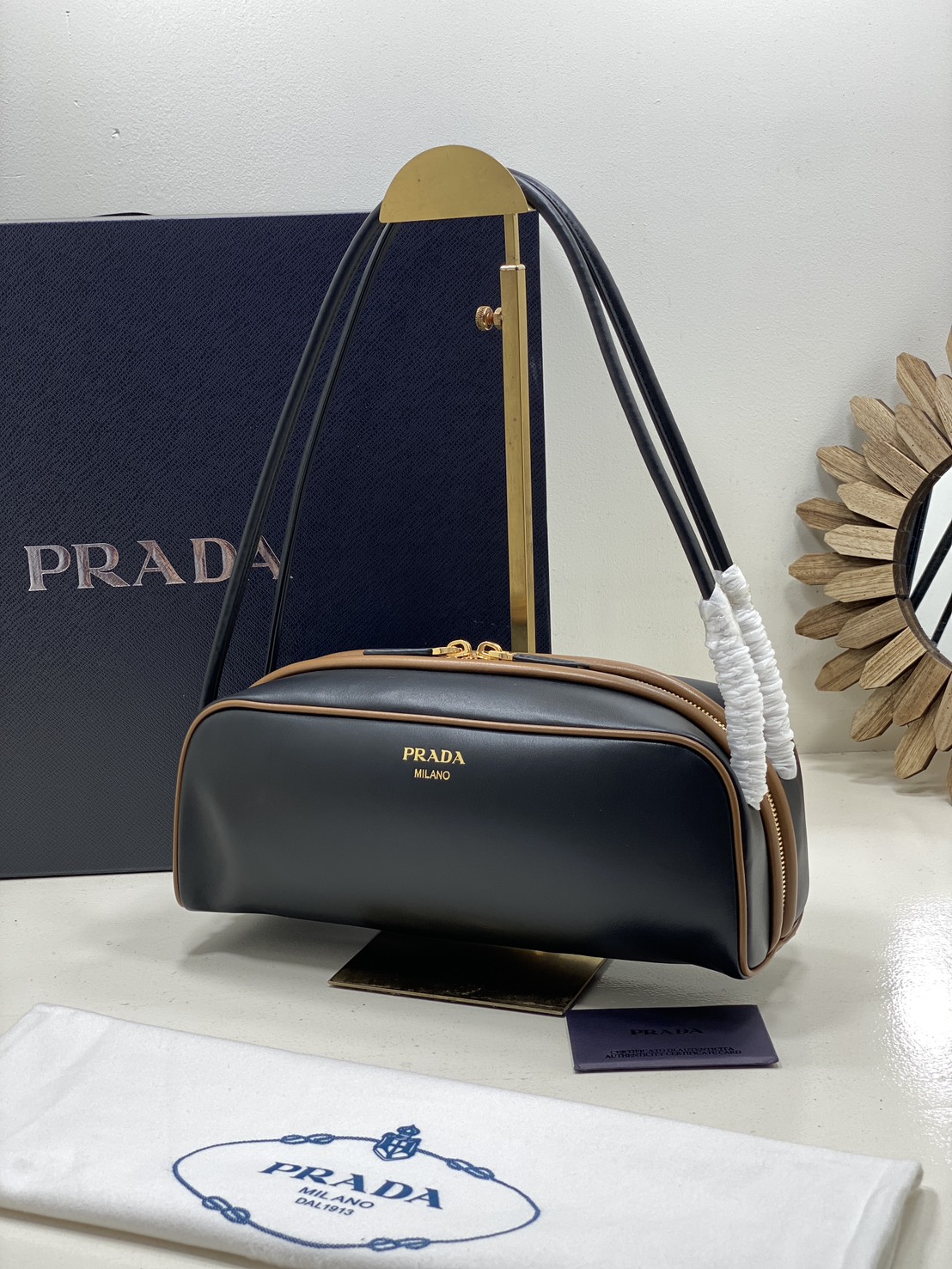 TOP ORI หนังแท้ | Prada Swing smooth leather shoulder bag / Prada Hobo Bag กระเป๋าสะพายสไตน์สปอร์ตเรียบหรูดีไซน์ใหม่เรียบง่าย หนังแท้เรียบสวยสัมผัสนุ่มละมุน โทนสีทูโทนแต่งแต้มสีสันให้โดดเด่น