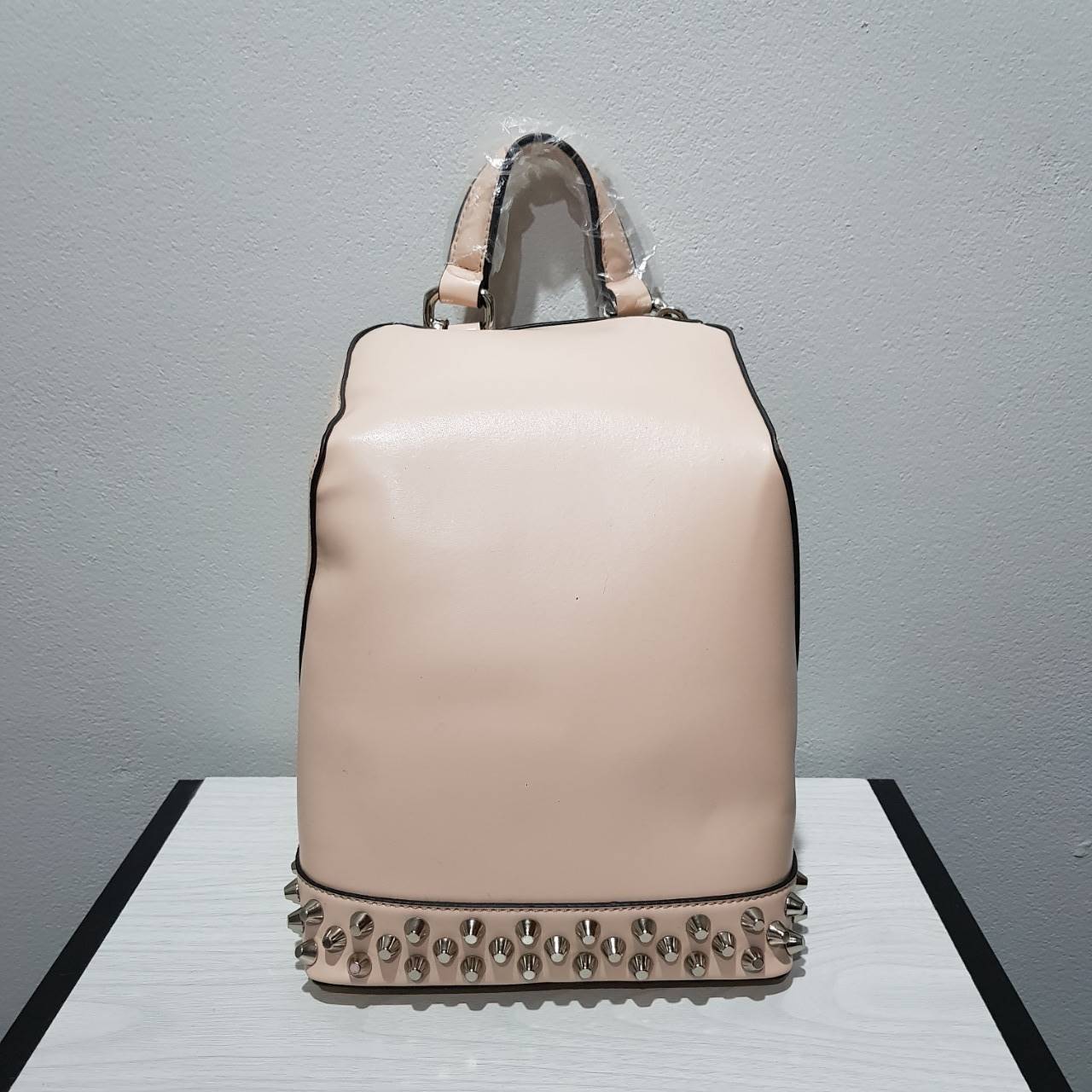 CHARLES & KEITH BACKPACK กระเป๋าเป้สพาย รูปทรงน่ารัก แต่งหมุดให้ look เท่ห์ในตัว ใส่ของได้เยอะ มีซิปเปิดปิดทั้งสองข้าง และกระดุมแม่เหล็ก สวยหรูน่าใช้มากค่ะ