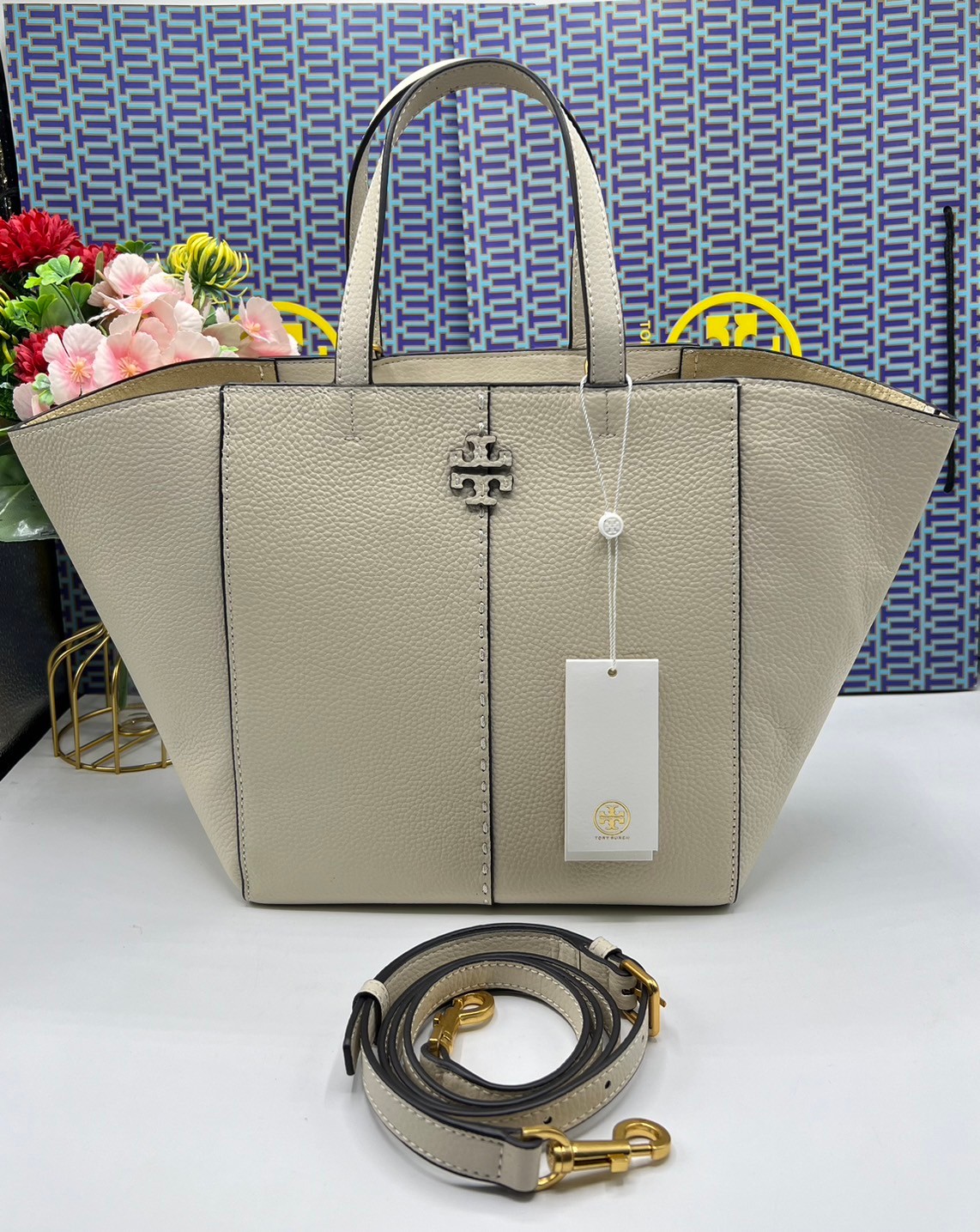Tory Burch McGraw Leather Tote Bag / Tory Double T Tote Bag / TORY TOTE BAG พร้อมส่ง 4 สี กระเป๋าสะพายทรงโท้ท จุของได้เยอะใบนี้ตอบโจทย์ได้ดีมาก โทนสีเรียบง่าย แฝงไปด้วยความดูดี สุขุมและเป็นผู้ใหญ่