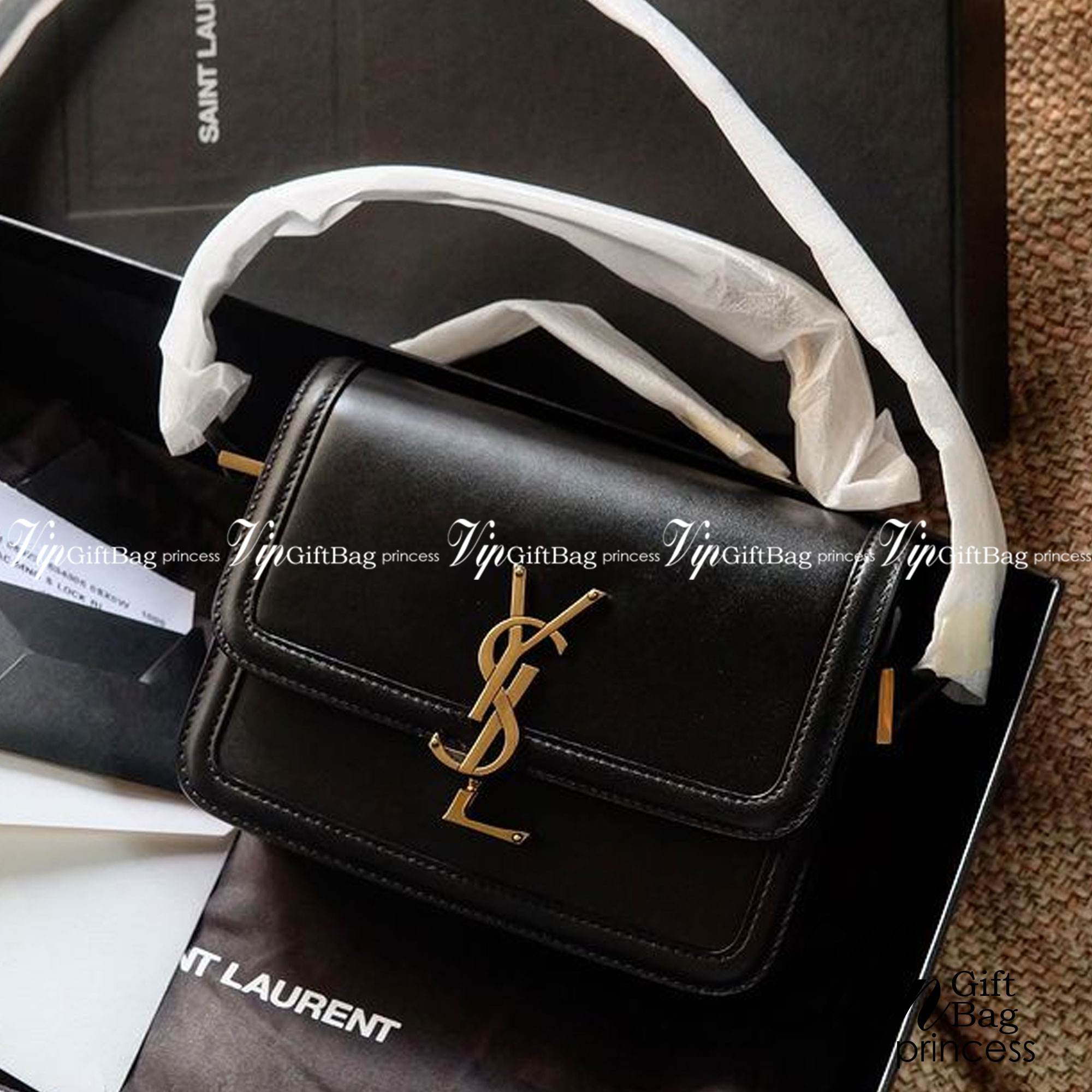 ไอเท็มขึ้นแท่น the best seller!! YSL SOLFERINO SATCHEL LEATHER / YSL crossbody bag กระเป๋าสะพายข้าง โลโก้โดดเด่น ดีเทลดูแพงด้วยตัวล็อค ใช้งานง่าย แน่นหนา งานหนังสวยเต็มใบ ภายในเป็นช่องโล่ง ใส่ของสำคัญได้เลยสบายๆ สายสะพายครอส ปรับใช้ได้ตามตัว ใบจริงสวยคม ร