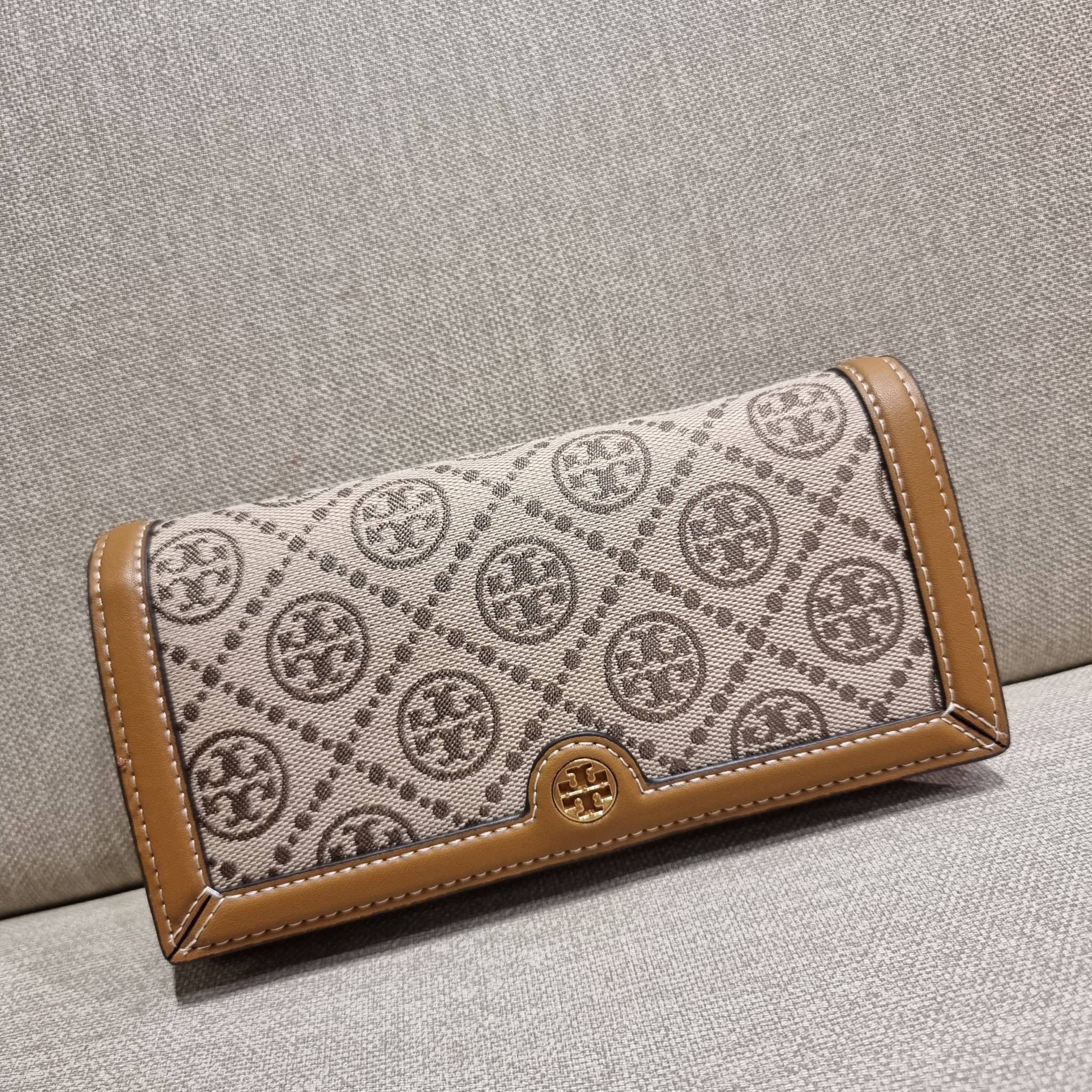 TORY BURCH T MONOGRAM JACQUARD CROSSBODY WALLET best seller ของคอลเลคชั่นนี้ ต้องไม่พลาด กับกระเป๋าสะพายกึ่งกระเป๋าสตางค์ ที่ช่วยให้ชีวิตง่ายขึ้น วัสดุผ้า jacquard ตัดสลับหนังแท้ เปิด-ปิดแบบฝาปิดแม่เหล็ก ภายในใส่ธนบัตรได้ มีช่องใส่บัตร และยังมีช่องซิปอีกด