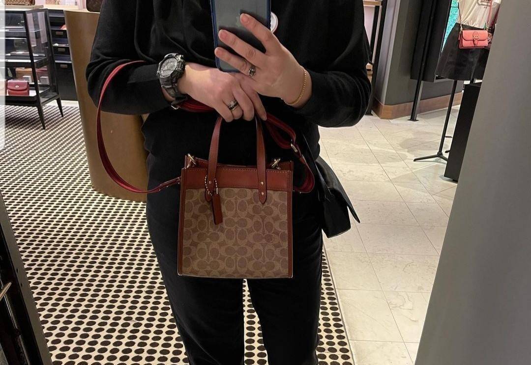 COACH FIELD TOTE 22 WITH HORSE AND CARRIAGE PRINT (C3866)ðāļāļĢāļ°āđāļāđāļēāļāļ·āļ āļāļĢāļ°āđāļāđāļēāļŠāļ°āļāļēāļĒ Unisex āļāļĢāļ TOTE āļŠāļļāļāļŪāļīāļ āļāļĩāđāļŪāļīāļāļāļąāļāļĄāļēāļāļāļąāđāļāļāļēāļĒāđāļĨāļ°āļŦāļāļīāļ// āļ§āļąāļŠāļāļļāļŦāļāļąāļāđāļāļāļ§āļēāļŠāļāļļāļāļ āļēāļ āļāļŠāļĄāļŦāļāļąāļāđāļāđāļāļĒāđāļēāļāļāļĩ āļāļĒāļđāđāļāļĢāļ āļŠāļļāļāļŠāļ§āļĒ āđāļāļāđāļāđāļāļāđāļ§āļĒāļĨāļēāļĒ C Signature āļāļĩāđāđāļāđāļāđāļāļāļĨāļąāļāļĐāļāđ// āļāđāļēāļāđāļāđāļĨāđāļāļāļ§