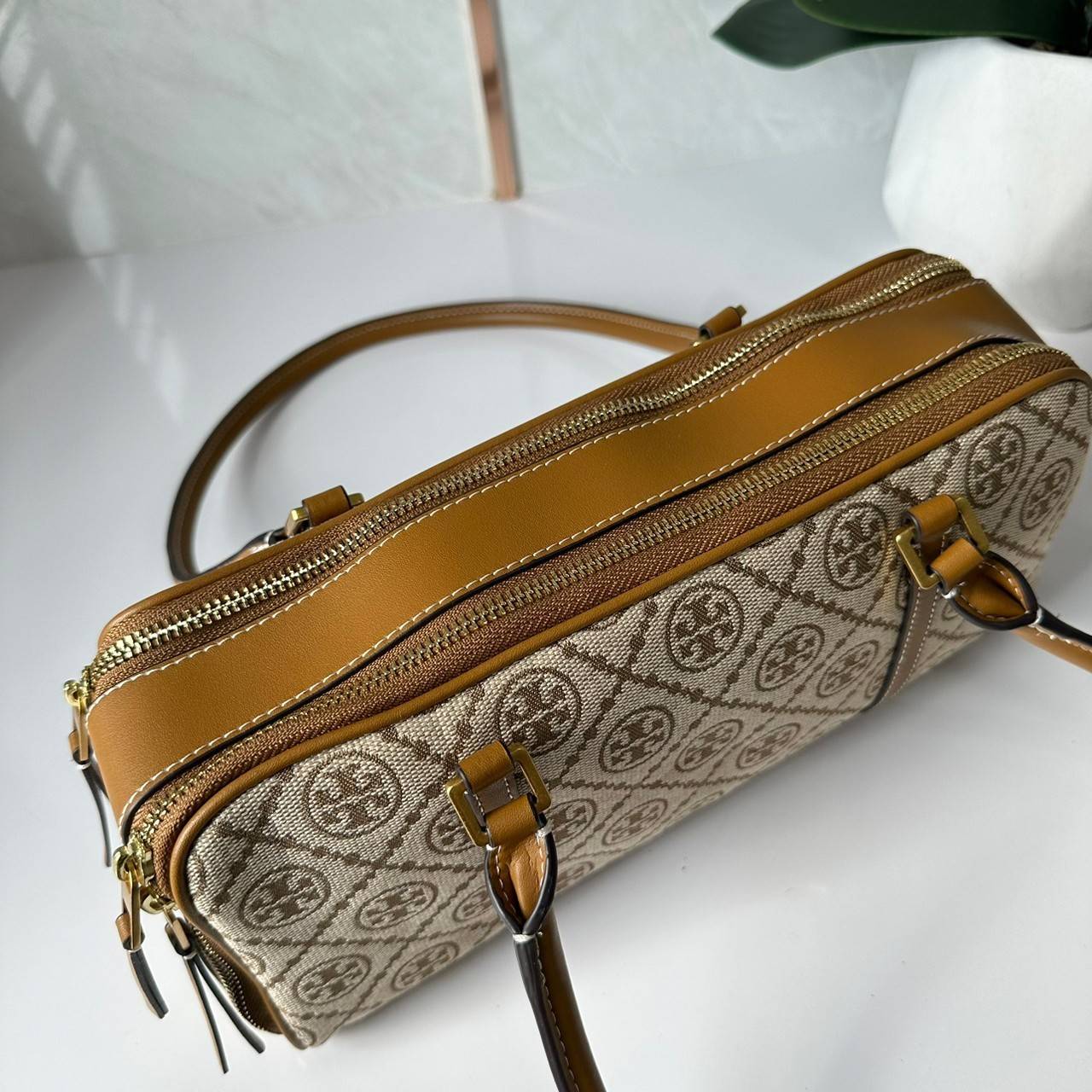 TORY BURCH Small T Monogram Marshmallow Satchel / Tory Burch tote handbag พร้อมส่ง 2 สี ใหม่ล่าสุด กระเป๋าสะพายไหล่ดีไซน์สุดทันสมัย ตัดเย็บสวยงาม ผ้า jacquard ตัดหนัง เปิด-ปิดแบบซิป มีช่องแบ่ง 2 ช่อง มีซิปลับด้านใน ใส่ของได้เยอะมากๆ ค่ะ