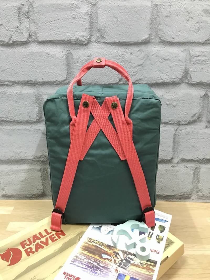 Kanken backpack รุ่น Classic แบรนด์ดังจากสวีเดนที่นิยมกันมากในหมู่วัยรุ่น กระเป๋าเป้ที่มีน้ำหนักเบา แต่มีความทนทาน และช่องว่างต่างๆมากขึ้น มีซิปหน้าสำหรับใส่ของกระจุกกระจิก และหูหิ้วทั้งด้านหน้าและด้านหลัง สำหรับการหิ้วถือได้สะดวก ใส่มินิไอแพค กระเป๋าสตาง