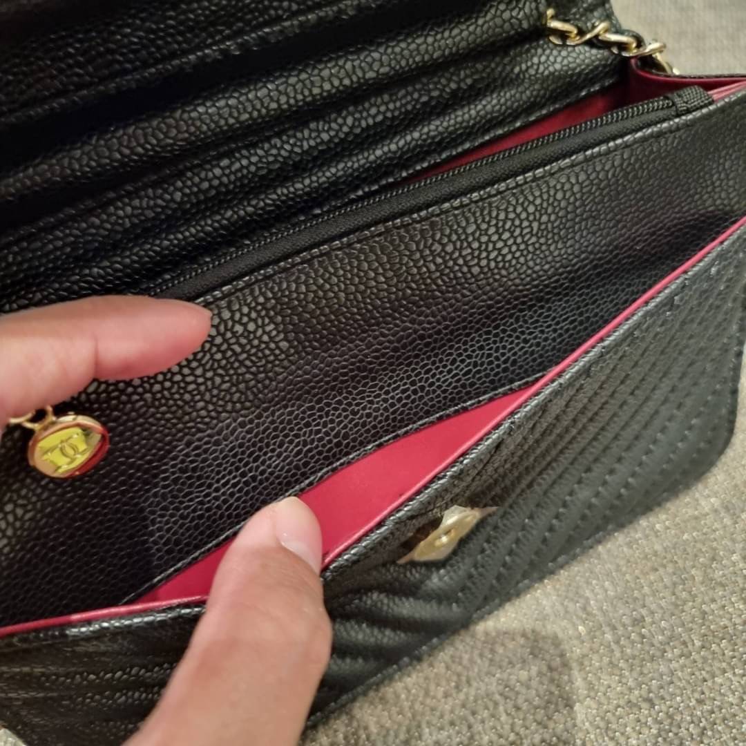 VIP 🥂 CHANEL WOC ลายวียอดฮิต กระเป๋าสะพายข้างหนังลายคาร์เวีย มาพร้อมโซ่สะพายในตัว (ถอดออกไม่ได้) อะไหล่ทองเรียบหรู ดูผู้ดี้ ผู้ดี!! เปิด-ปิดกระเป๋าด้วยกระดุมแม่เหล็ก ภายในกระเป๋าเป็นช่องโล่ง มีช่องแยก 1 ช่อง ช่องซิปกลางอีกช่อง ส่วนด้านหลังก็ยังมีอ