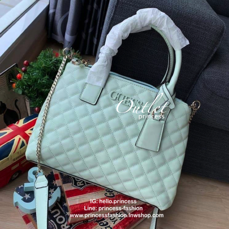 Guess Elliana Quilted-Look Handbag กระเป๋าสะพายรุ่นใหม่ล่าสุดจาก Guess วัสดุหนังนิ่มเรียบ แต่งลายตารางสวยดูมีดีเทล ขนาดกำลังดี น้ำหนักเบา ด้านหน้าประดับโลโก้แบรนด์แบบนูน มีช่องใส่ของหลายช่อง เปิดปิดด้วยกระดุมแม่เหล็กและช่องซิป ภายกว้างมีช่องใส่ของแยกเป็นส