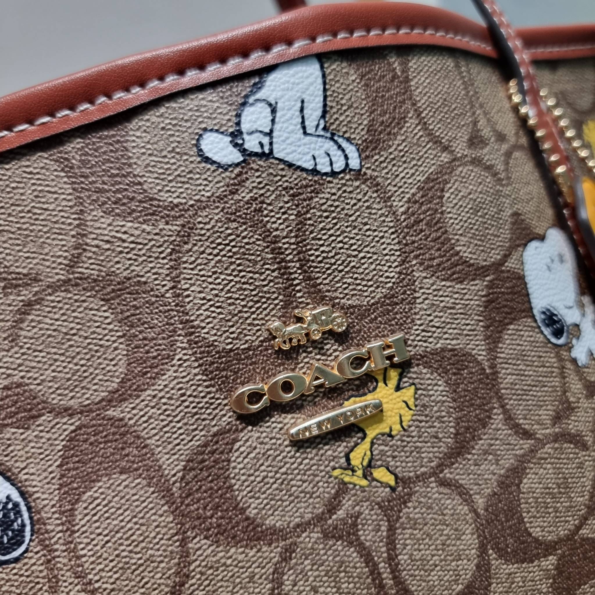 Coach X Peanuts City Tote In Signature Canvas With Snoopy Woodstock Print CF166 คอลเลคชั่นใหม่ น่ารักเกินต้าน กับกระเป๋าทรงโท้ทไซส์ใหญ่ ดีไซน์ลวดลายการ์ตูนยอดฮิต ที่ใครๆก็ต้องรู้จัก พิมพ์คมชัดลงบนหนังแคนวาส รูปทรงสวย ปากกระเป๋ามีกระดุมแม่เหล็กปิดกันของหล่