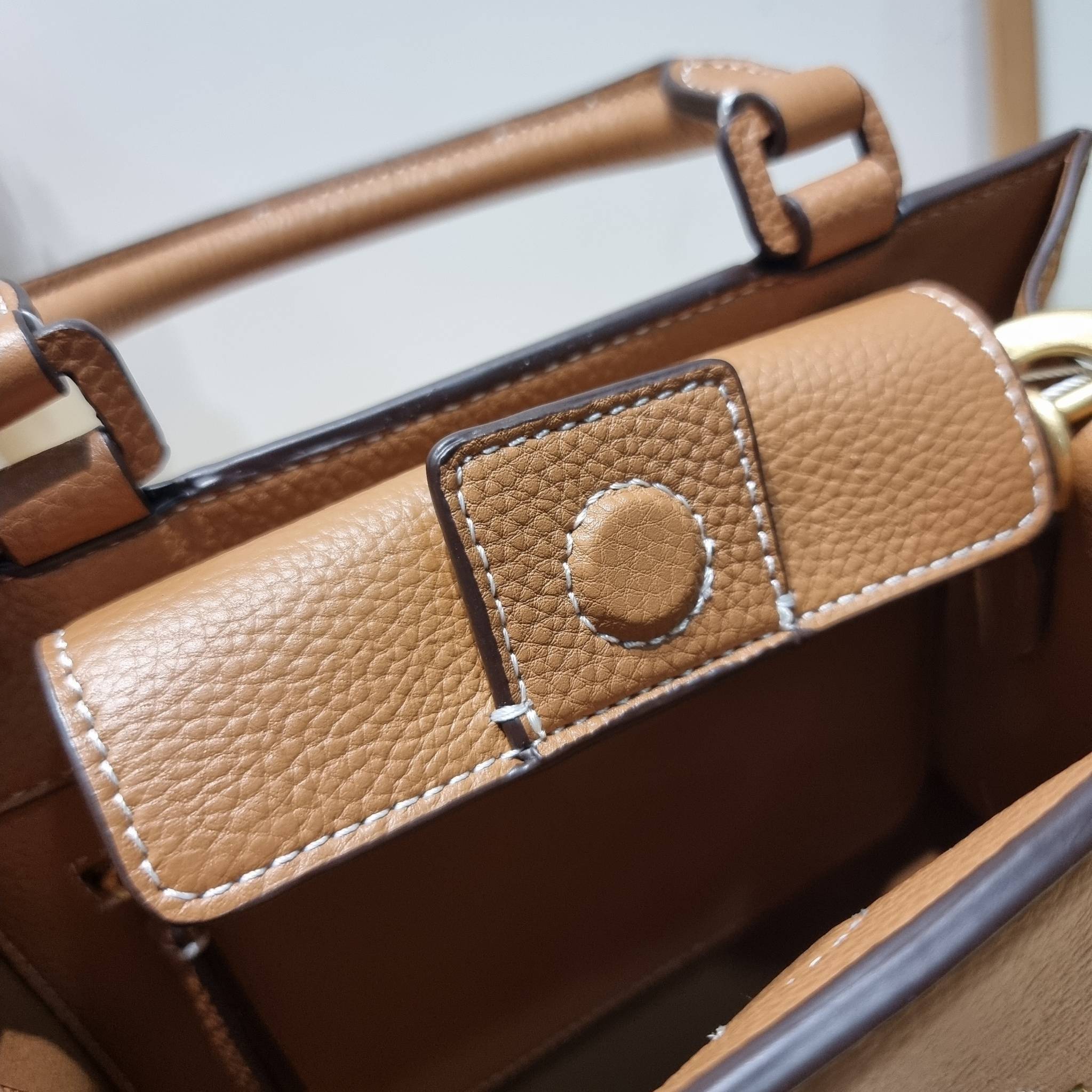 TORY BURCH MILLER TOP HANDLE SATCHEL ใหม่ล่าสุด กับกระเป๋าสะพายรุ่นยอดนิยม ที่มาในดีไซน์ top handle ให้สะดวกใช้ได้มากขึ้นด้วยหูจับในตัว โดดเด่นด้วยโลโก้สีทอง