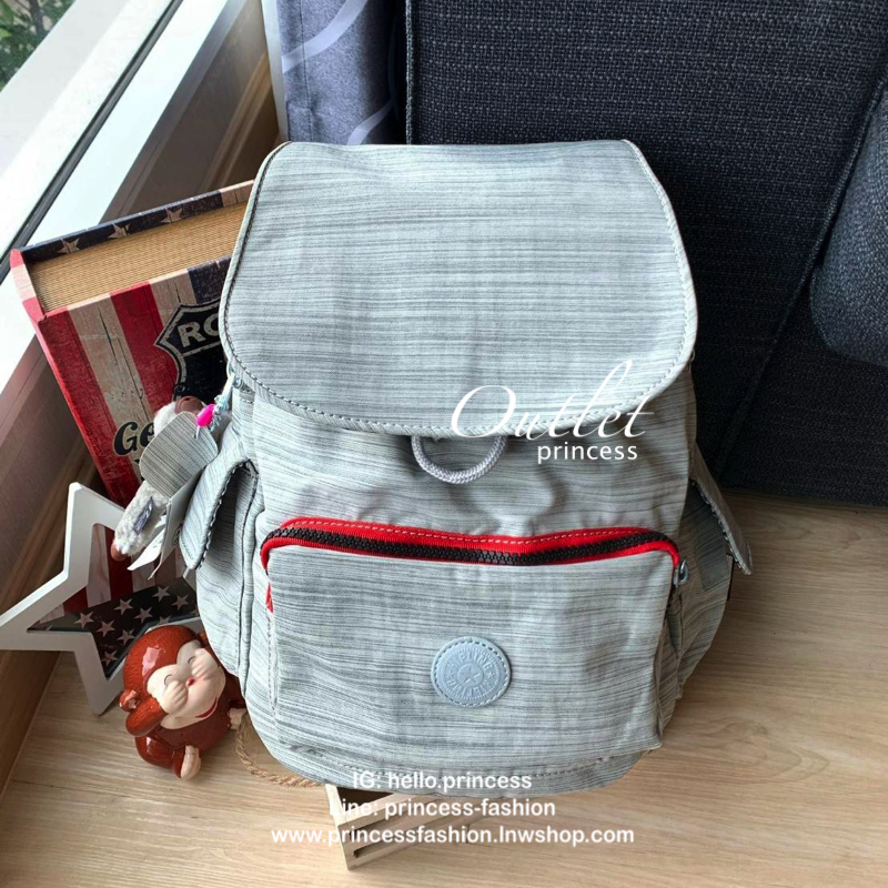 Kipling City Pack S K14275มาพร้อมดีไซน์ทันสมัย ใช้งานได้อย่างคล่องตัว ด้วยสีและลายสุดคลาสสิก โดดเด่นด้วยพื้นที่ภายในและช่องต่างๆ ที่ให้คุณจัดเก็บของสำคัญได้อย่างครบถ้วน มีช่องเก็บของสัมภาระหลายขนาดสะดวกใช้งานเลยคร้า!!