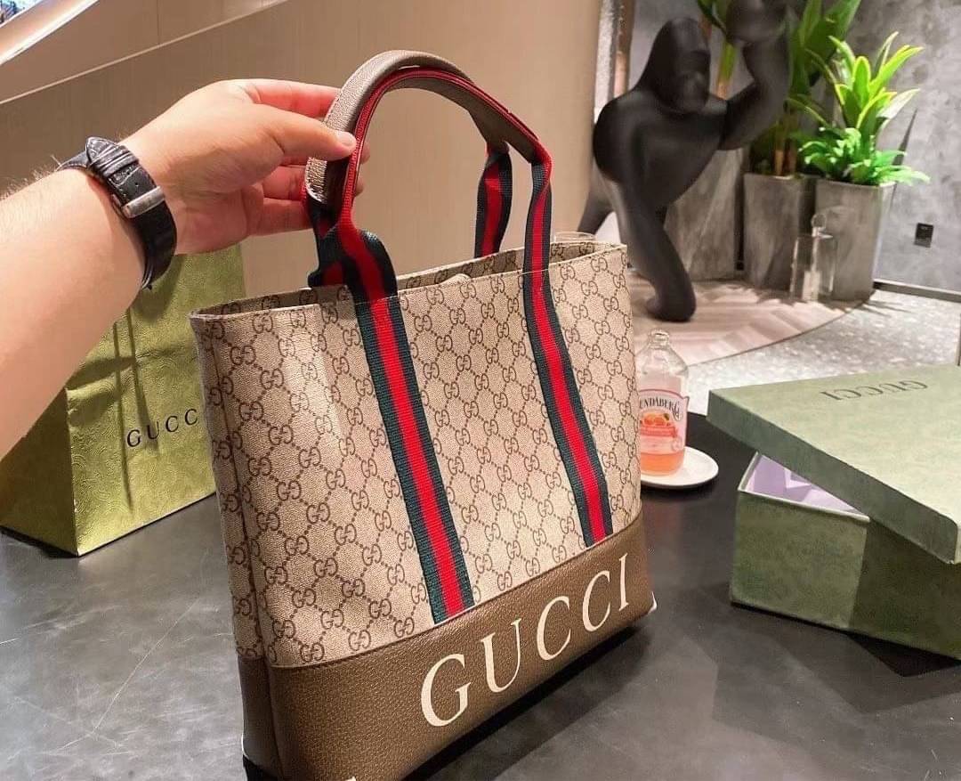 VIP 】Soft GG Supreme Ophidia Tote | GUCCI พร้อมส่งที่ไทย กระเป๋าถือ/สะพายไหล่ วัสดุผ้าแคนวาสและหนังแท้ ด้านในโล่งกว้าง จุของได้เยอะ ทนทาน ใช้งานได้บ่อย ทุกโอกาส ทุกสถานการณ์ เรียบหรูดูดี ไอเท็มแนะนำไม่ควรพลาดเลยค่า ราคาดีมากกก!!!