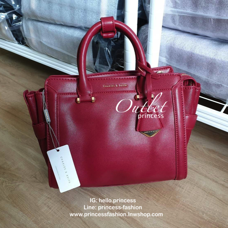 CHARLES & KEITH กระเป๋าถือ/สะพายข้าง ขนาดกลาง ด้านหน้าปั๊มโลโก้แบรนด์ ด้านหน้าเป็นหนังเรียบตัดกับด้านข้างเป็นหนังคาร์เวียร์ออกแบบมาให้เรียบหรู ด้านหลังมีซิป 1 ช่อง หูกระเป๋าสามารถพับลงได้ ส่วนด้านในกว้างมากค่ะ ออกแบบมาให้ใส่ของได้จุใจแบบไม่มีช่องแบ่ง มีช่