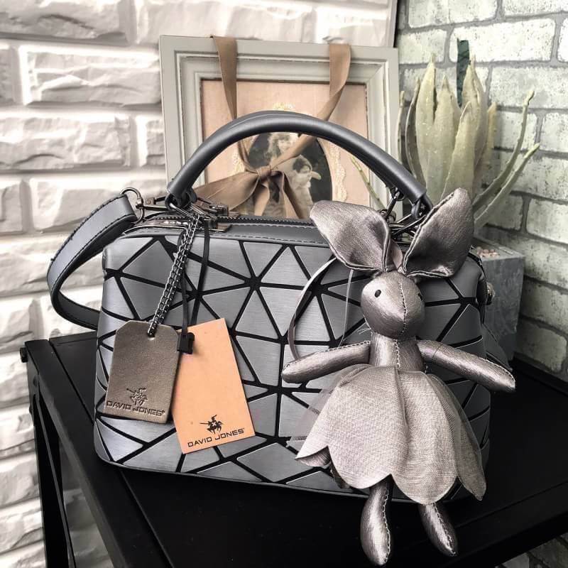 ☃ #กระเป๋าจากงานOutletแท้ 🎈#ภาพถ่ายจากงานขายจริงทั้งหมดนะคะ 🎄 สีเข้าใหม่รุ่น หายากคะ 👍ทรง speedy ขายดี น่ารักมาก สี Metallic grey ( สีเทาเข้มคะ ) มาพร้อมกระต่ายเข้า set เลิศคะ กระเป๋า จากแบรนด์ David Jones กระเป๋าสะพายข้างดี