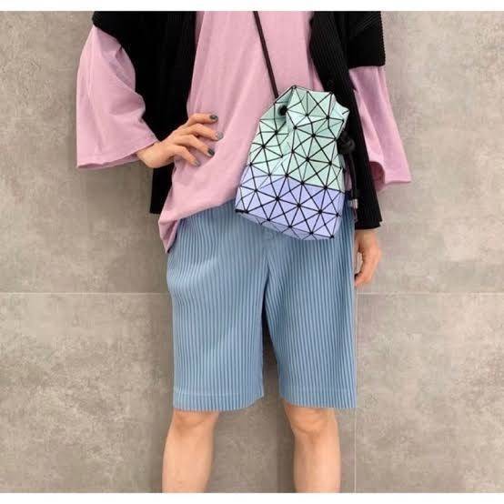 Baobao Issey Miyake Wring Small Bag กระเป๋าสะพายครอสบอดี้พร้อมสายรูดเปิดปิด สามารถปรับความยาวของสายได้ตามสไตล์ความชื่นชอบ ด้วยดีไซน์ทรงน่ารัก เหมาะสำหรับให้สาวๆหยิบใช้ในวันสบายๆ แต่เต็มเปี่ยมไปด้วยความคล่องแคล่ว ไฮไลต์ของซีซั่นนี้คือกระเป๋าที่มาพร้อมกับเช