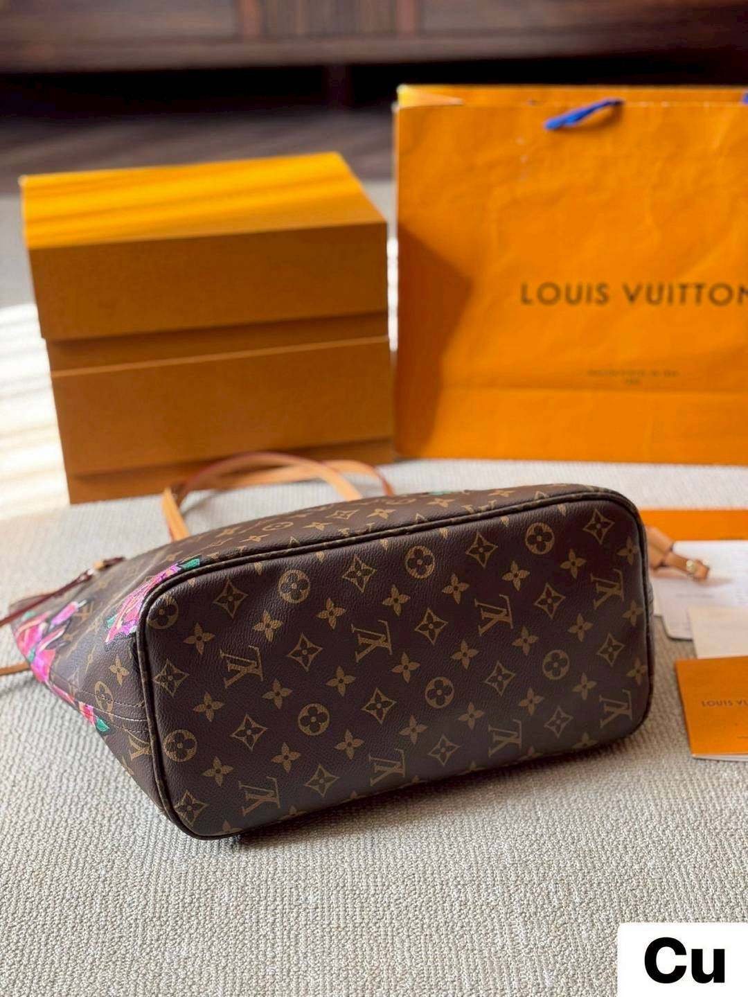 LV Stephen Sprouse Neverfull MM Tote Bag กระเป๋าสะพายทรงโท้ท สีสันโดดเด่นดอกไม้วินเทจไม่ซ้ำใคร แต่งแต้มลงบนกระเป๋าสร้างดีเทลให้ดูมีมูลค่าเพิ่มขึ้น อัพลุคได้เลย