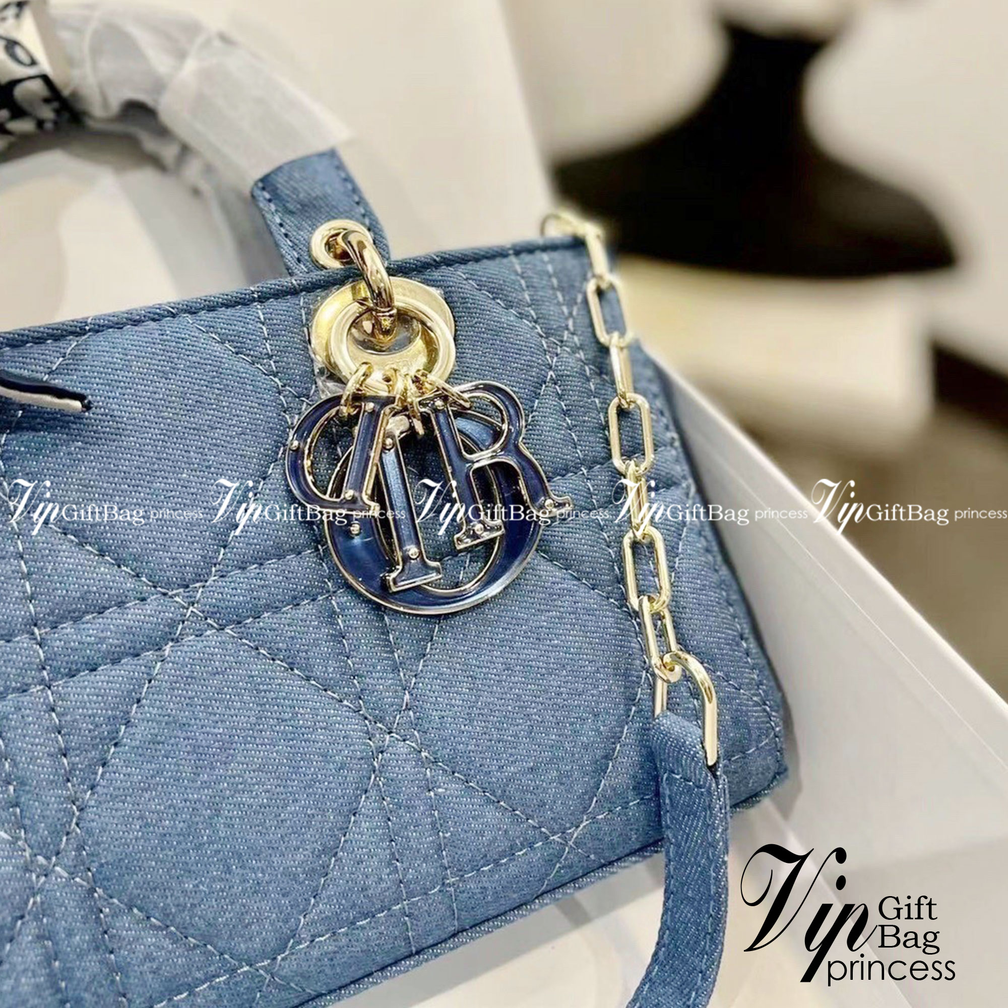 DIOR D-Joy Bag Cannage Denim / Dior Lady Bag กระเป๋าสะพายดิออร์ใบนี้คือราชนิกุลมากแม่ความเลดี้ดิออร์ที่เกินต้าน งานชนช้อปปังสุด ถือสลับแท้ไม่โป๊ะแน่นอน ราคาเบาสุด ภาพถ่ายจากงานจริง สวยเหมือนในรูป พร้อมส่งที่ไทย