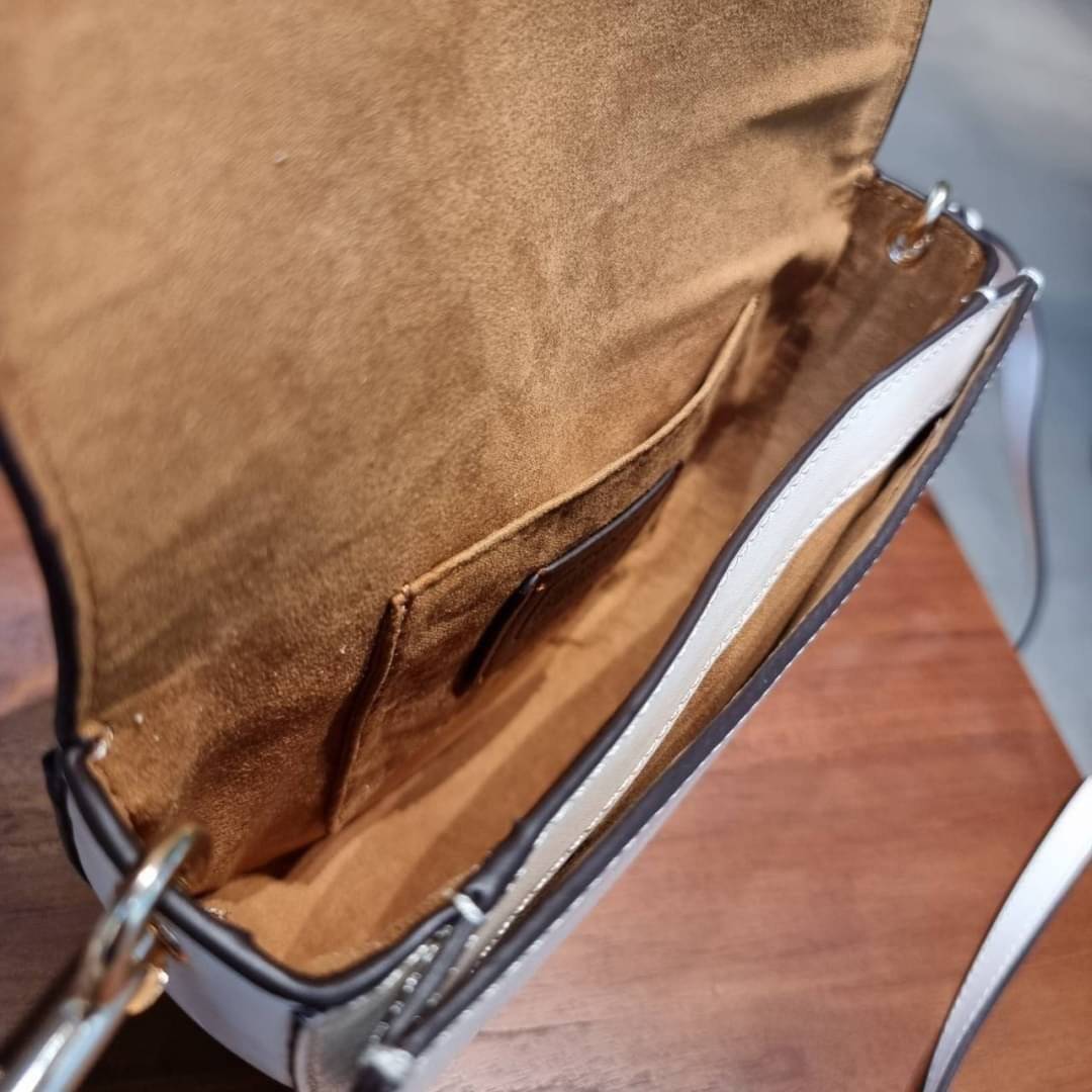 COACH C3597 ELLEN CROSSBODY IN SIGNATURE CANVAS WITH DAISY PRINT กระเป๋าสะพายดีไซน์สุดเก๋ ดูดีไม่ซ้ำใคร รอบนี้คอลใหม่ ดีไซน์พริ้นท์ลายเดซี่คละเต็มใบ วัสดุหนังแคนวาสเคลือบลายตัดขอบด้วยหนังเรียบ เปิด-ปิดด้วยกระดุมแม่เหล็ก ภายในเป็นช่องโล่ง มีช่องย่อยให้ บุก