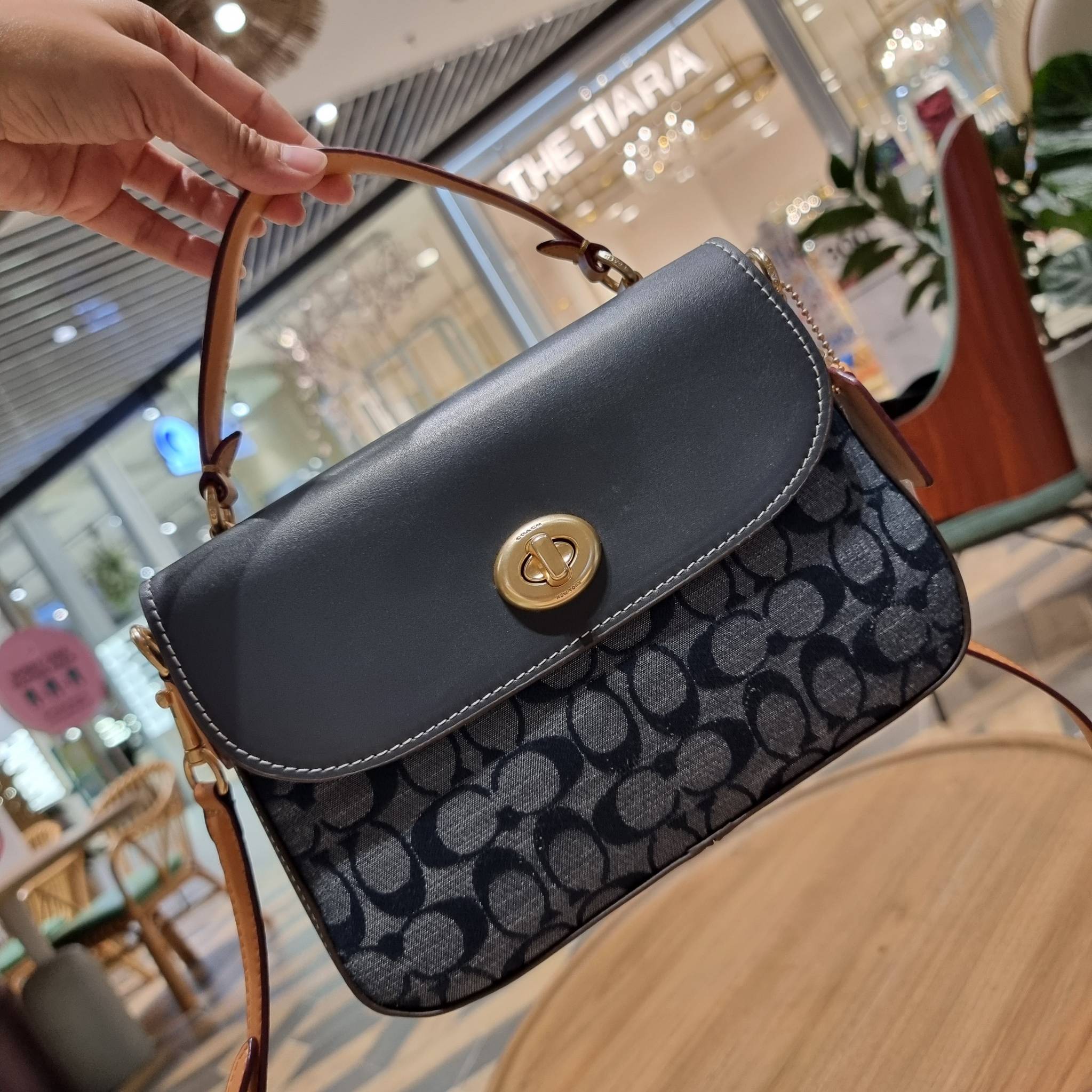 COACH C4921 MARLIE TOP HANDLE SATCHEL IN SIGNATURE CHAMBRAY กระเป๋าถือ/สะพายข้าง มีดีไซน์ยูนีค โดดเด่น ตกแต่งโลโก้ด้านข้างอะไหล่ทอง วัสดุผ้าแชมเบรย์ ทอเส้นลายสวย เปิด-ปิดด้วยตัวล็อคแน่นหนา ภายในเป็นช่องโล่ง ใส่ของได้ครบครัน มาพร้อมหูจับในตัวและสายสะพายข้า