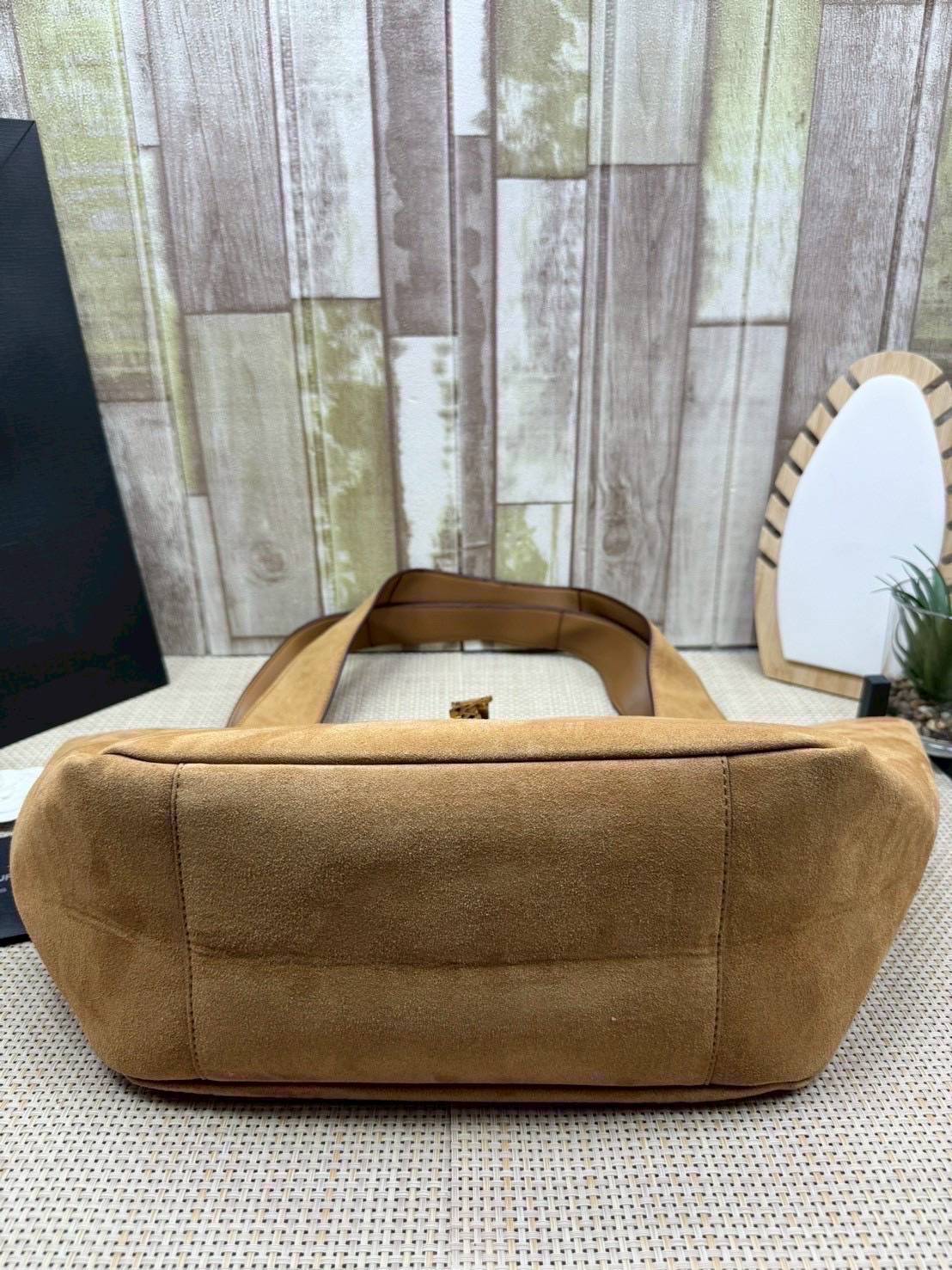 ORI หนังแท้ | YSL Le 5 À 7 Bea suede tote bag / YSL Hobo bag brown suede bag กระเป๋าทรงโท้ทงานหนังกลับ สวยเด่นเป็นเอกลักษณ์ ดีไซน์เรียบแต่มาก สวยดูแพง ภายในโล่งกว้าง จุของได้เยอะ