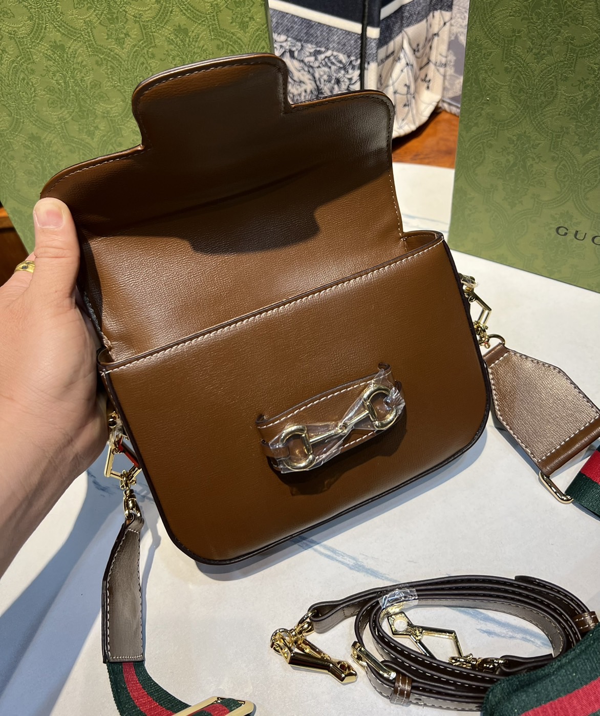 หนังแท้ GUCCI Horsebit 1955 mini bag GG Supreme canvas ที่สุดของรุ่นที่ฮอตหนักมาก คอลเลคชั่นที่ยอดขายดีตั้งแต่วันแรกที่ลง shop ด้วยรูปทรงที่กะทัดรัด ตอบโจทย์ได้ทุกลุค ทุกไลฟ์สไตล์ ใช้งานได้ง่ายคล่องตัว เรียกได้ว่าใครไม่มีได้ยังไง สวยขนาดนี้!!