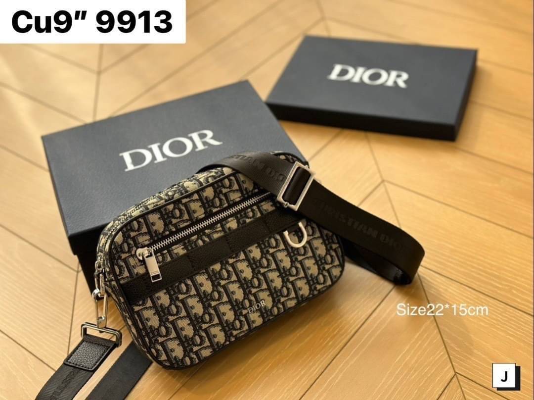 DIOR Safari bag with shoulder strap กระเป๋าสะพายทรงแมสเซ็นเจอร์ สวยหรูเป็นเอกลักษณ์ สุดฮอตที่ดีไซน์รูปแบบขนาดใบกำลังดี ไอเท็มใหม่ที่สามารถใช้ได้ everyday รีบจัดก่อนใครได้เลย!