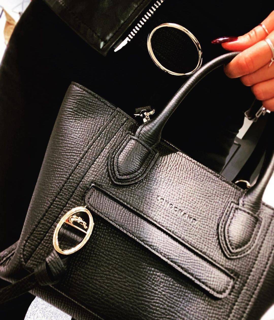 ของแท้ 💯% LONGCHAMP MINI MAILBOX TOP HANDLE BAG กระเป๋าถือหรือสะพายรุ่นหายากดีไซน์คลาสสิควัสดุ Polyamide & Leather หนังแท้เนื้อหนานุ่มหนังขึ้นลายสวยหรูดูดียืดหยุ่นแข็งแรง