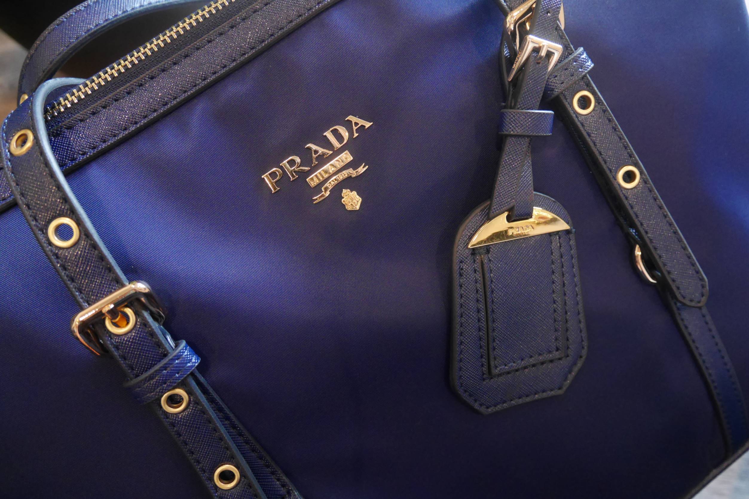 กรี้ดดด งานใบใหญ่ **ใส่ของจุใจ ก้มาน้าาา งานพรีเมี่ยมกิ้ฟ จากเคาเตอร์ต่างประเทศคะ จากแบรนด์ PRADA เป็น กระเป๋าผ้าไนล่อน ตามแบบฉบับของแบรนด์เลย หลงรักเลยคะ สะพายไหล่ได้ ถือก็สวยๆ ใช้แล้วสวยมากๆ ใส่ของได้เยอะเว่อร์ คุ้มราคา ห้ามพลาดเลยคะ!