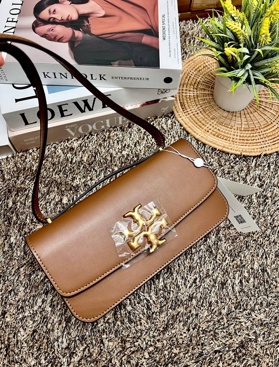 TORY BURCH ELEANOR CONVERTIBLE SHOULDER BAG ((89644)) รุ่นใหม่ สวยตามคนดังเซเลบกันเลยค่า! พร้อมส่ง ห้ามพลาดก่อนหมด ต้องมีติดตัวสักใบค่า กระเป๋าหิ้ว//คล้องไหล่ หรือสะพายข้างได้ หนังแท้เรียบ ผิวลื่น หรูมากๆสำหรับรุ่นนี้ เปิด-ปิดกระเป๋าแบบแม่เหล็กโลโก้แบรนด์