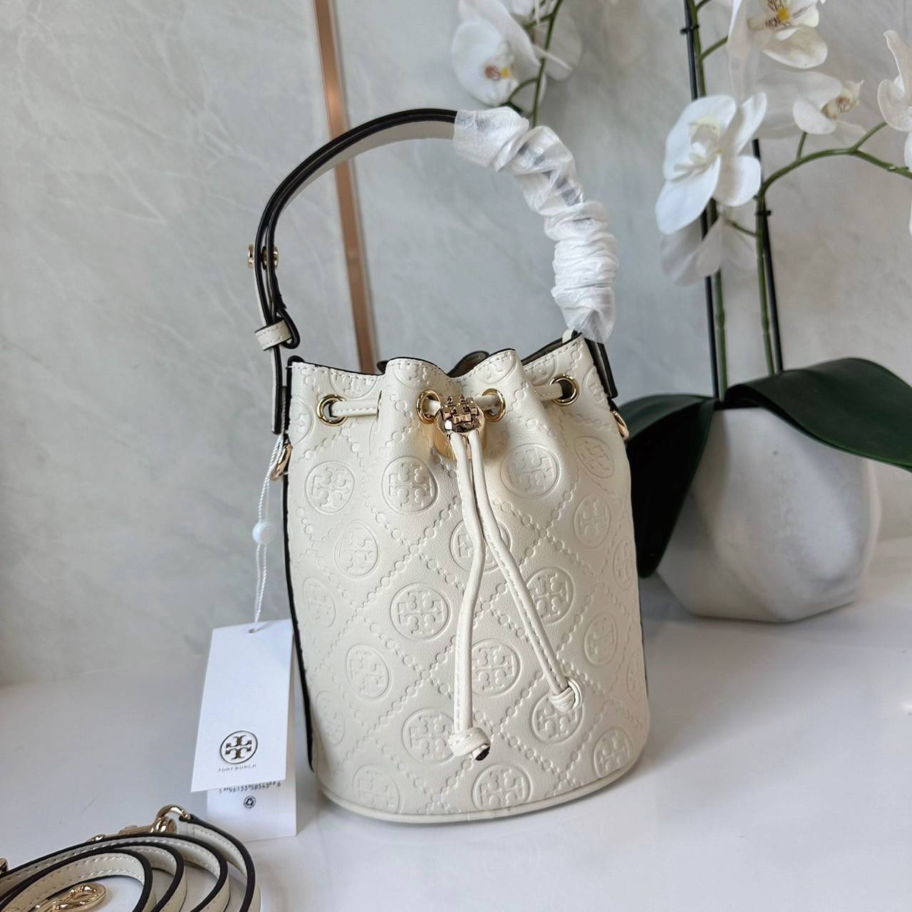 TORY BURCH mini T Monogram leather bucket bag กระเป๋าบัคเกต ไซต์ mini คอลเลกชันหนัง T Monogram ลายซิกเนเจอร์หนังปั้มลายนูน