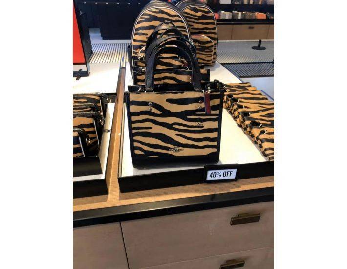 COACH C6988 DEMPSEY TOTE 22 WITH TIGER PRINT ใหม่ล่าสุดน้องเสือนำทรัพย์ 🐯🐯 คอลเลคชั่นฉลองปีเสือต้องมาจ้า กับรุ่นสวยคลาสสิค กระเป๋าทรงโท้ท ขนาดน่ารักน่าใช้มากๆ ดีไซน์พริ้นท์ลายเสือดึงดูดสายตา สวยมีสเน่ห์ที่สุด!! ฟังก์ชั่นการใช้งานสะดวก มีทั