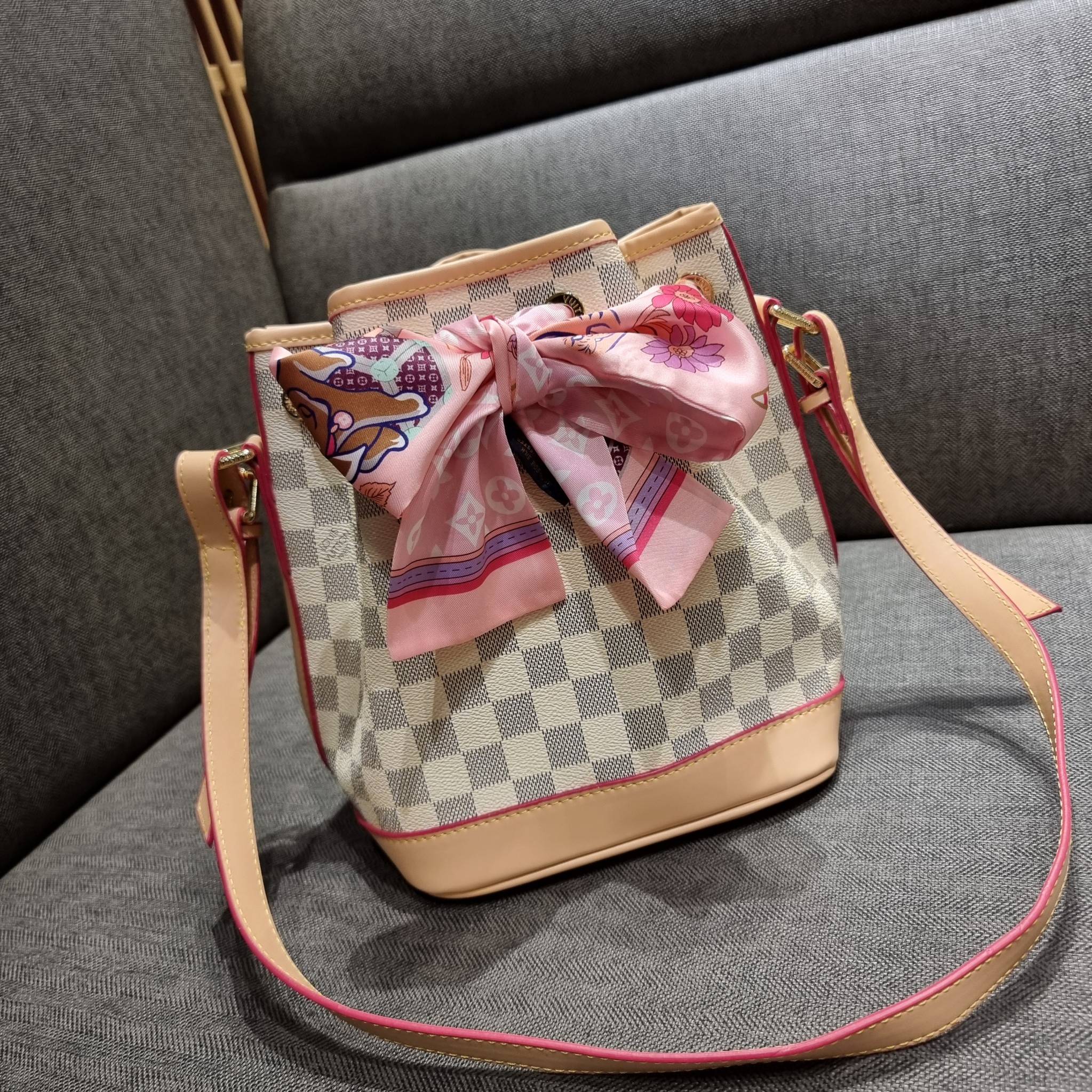 LV Noe bb damier azur กระเป๋าทรงขนมจีบสุดฮอต ราคาสุดคุ้ม ลิมิเต็ดมากๆ แถมฟรี ริบบิ้นแบรนด์เอนกประสงค์ จะใช้แทนสายรูดปากกระเป๋า ผูกเป็นโบว์ตกแต่งเก๋ๆ หรือจะพันถนอมสายสะพายยังได้ คุ้มจริง!! วัสดุหนังแคนวาส ภายในโล่งกว้าง ใส่ของได้ตามสะดวก สายสะพายปรับได้อีก