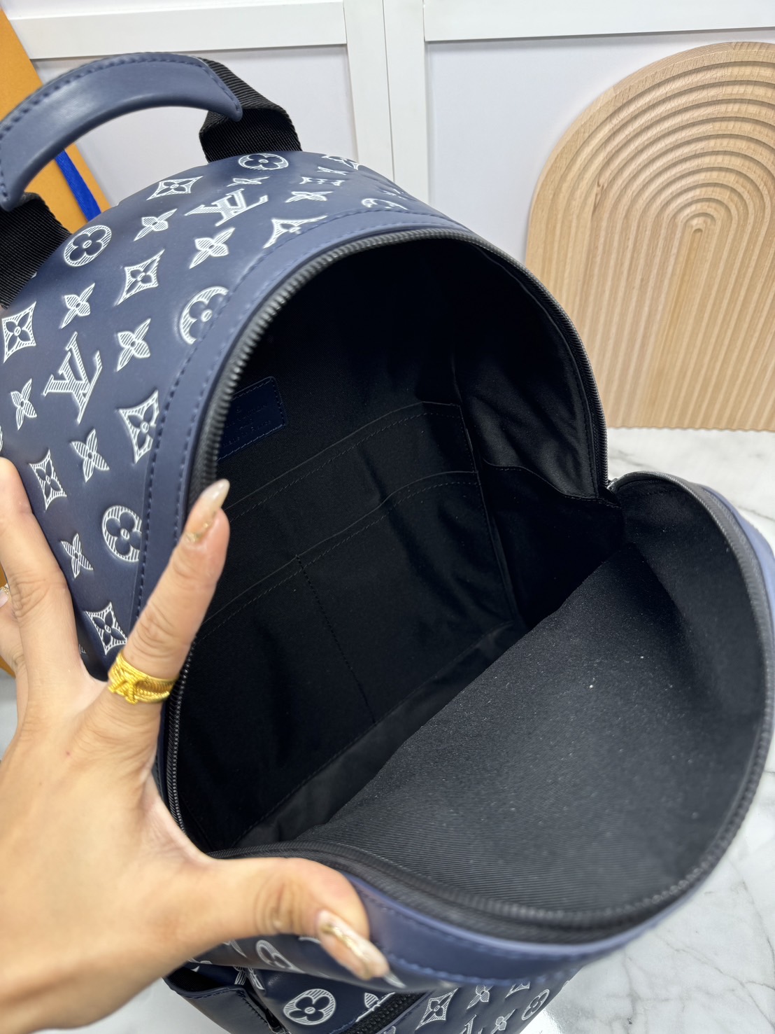 LV Discovery Backpack Monogram Shadow Leather / LV Backpack กระเป๋าเป้สะพายหลัง เท่ๆ คูลๆ ที่ดูแพงที่สุด งานสวยเป๊ะ จุของได้เยอะ ใช้ได้ทั้งชายหญิง หนังแท้ เกรดออริ เทียบแท้ 1:1 ใช้งานต่างประเทศได้