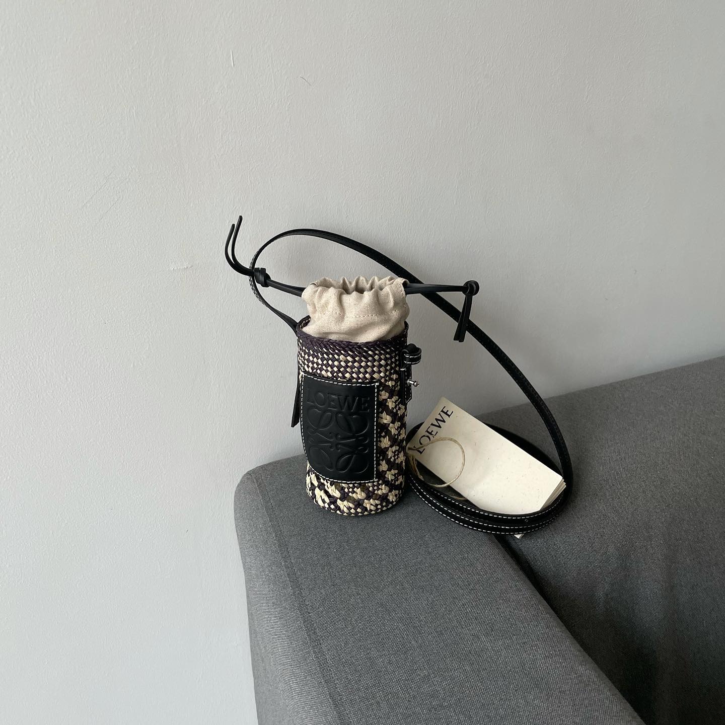 LOEWE Cylinder Pocket in iraca palm and calfskin กระเป๋าสาน สไตล์มินิมอล ไซส์มินิตะมุตะมิ น่ารักไม่ไหว แล้วคือดีต่อใจ แมทช์ง่ายใช้ได้กับทุกลุคค่ะบอกเลย
